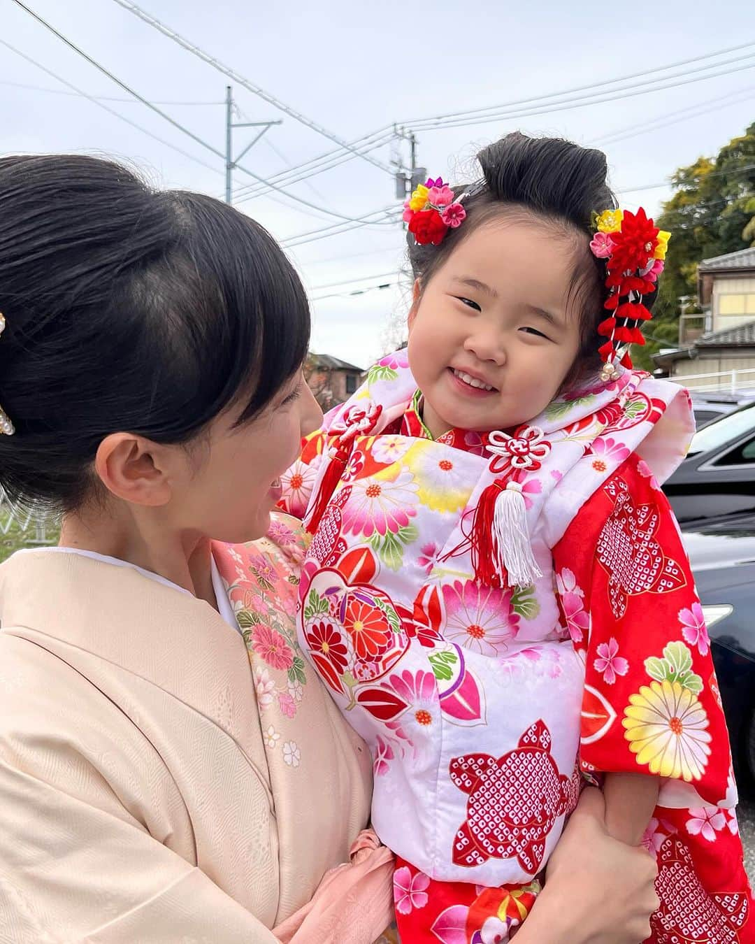 凰津りささんのインスタグラム写真 - (凰津りさInstagram)「私の可愛いお姫様❤️  大事な私のお姫様のときちゃん❤️ 親バカと言われても構いませーーん✨😂✨  自分の娘が1番可愛いのです😍🩷  ３歳の七五三の為に、前髪も伸ばして自髪で日本髪を結えるように伸ばしてきました。  そして美容院だと泣くから週に一回日本髪の練習をYouTube見ながら練習し、本番はまぁまぁの仕上がりになりました✨  そしてなにより素晴らしい作品を、、、 トキの為にちりめん細工職人のひとみさんにフルオーダーで髪飾りを作って頂きました😭✨  ３歳、７歳、20歳の成人式、そして結婚式（そんな簡単に結婚させません‼️）まで使えるようにと、 製作して頂きました✨  トキの顔を実際に見て下さり、表情や肌色、お着物に合わせて作って下さりました❤️  トキも最初は着物と髪飾りを嫌がってたものの、 徐々にテンションか上がって良い表情をしてくれました✨  富山の実家から来てくれた両親も喜んでくれたみたいで、家族みんな笑顔が止まらなかった😍  ３歳の七五三だし、、、 手抜きしようかなと〜思いましたが、、、  娘が大きくなった時に、 こんなにも家族が全力でおめかししてくれてたんだなぁ❤️ 愛されてたんだなぁ❤️って 思って貰えるように全力で育児してます🔥  後悔しない育児を、、、 子どもたちの笑顔の絶えない生活を、、、  日々親は全力ですが、 ときちゃんがこれからも伸び伸び沢山の事を学び、楽しめる生活を与えれる親になりたいなと、、、 思いました。。。  毎日沢山笑わせてくれてありがとう❤️ 毎日沢山勉強させてくれてありがとう❤️ 毎日沢山の幸せをありがとう❤️  生まれてきてくれて本当にありがとう❤️  #753 #七五三」12月4日 22時29分 - outsu.risa95