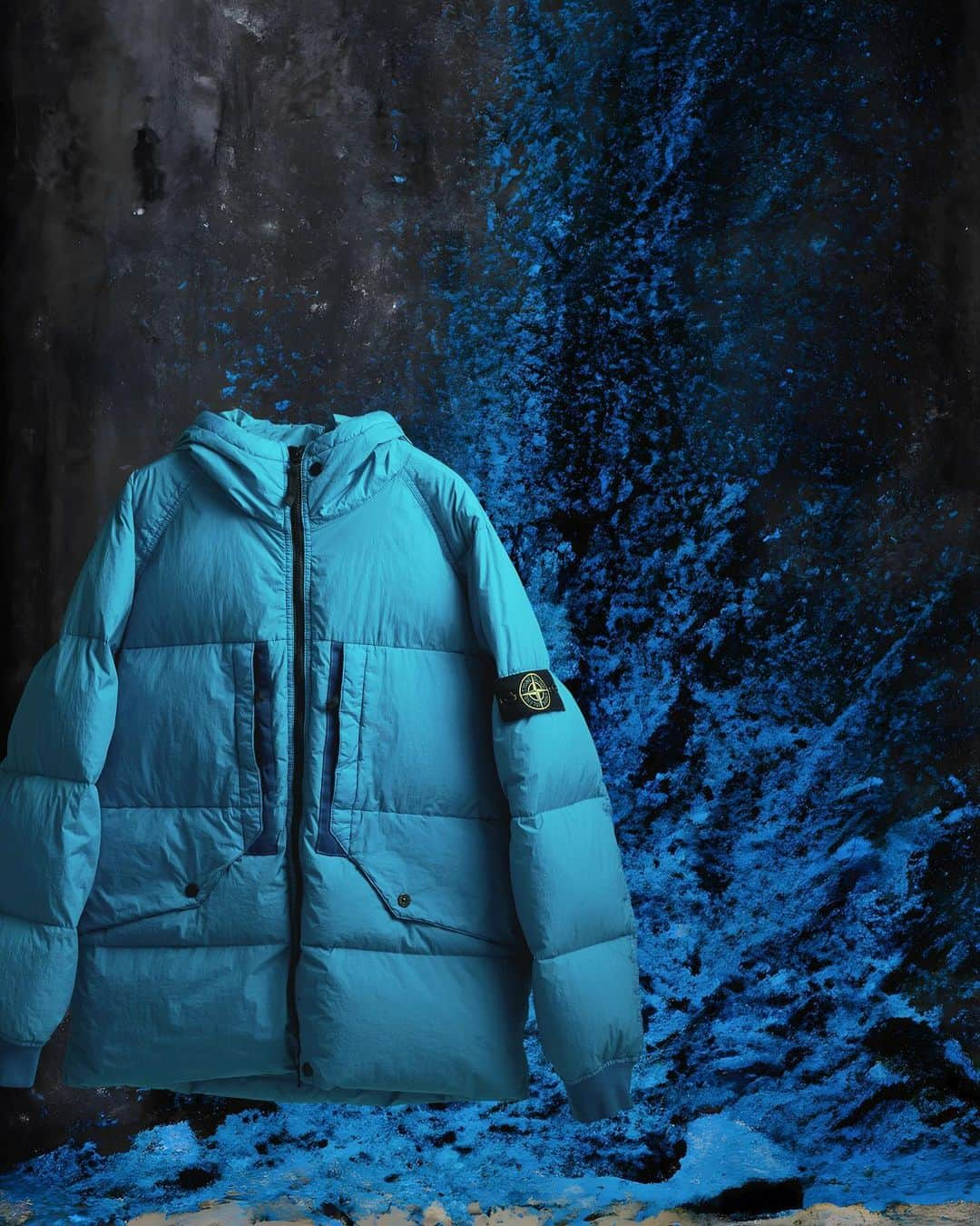 GRINDのインスタグラム：「. STONE ISLAND for GRIND Vol.107 2023 AUTUMN／WINTER  〈STONE ISLAND〉のこだわり抜かれたプロダクトが時代を超えて愛されるのは、設立当初から変わらない実直なモノづくりのマインドをベースに、研究を重ねて進化を続けているから。築き上げてきた伝統に目を向けるだけでなく、常に革新を追い求めるマインドは多くの人を引きつけて止まない。哲学や技術が詰め込まれたプロダクトの数々はスペックだけでは語れない、カルチャーとしての側面を浮かび上がらせる。  Photo_Haruki Matsui Edit_Fuka Yoshizawa  #grind #grindmagazine #intuitions #stoneisland」