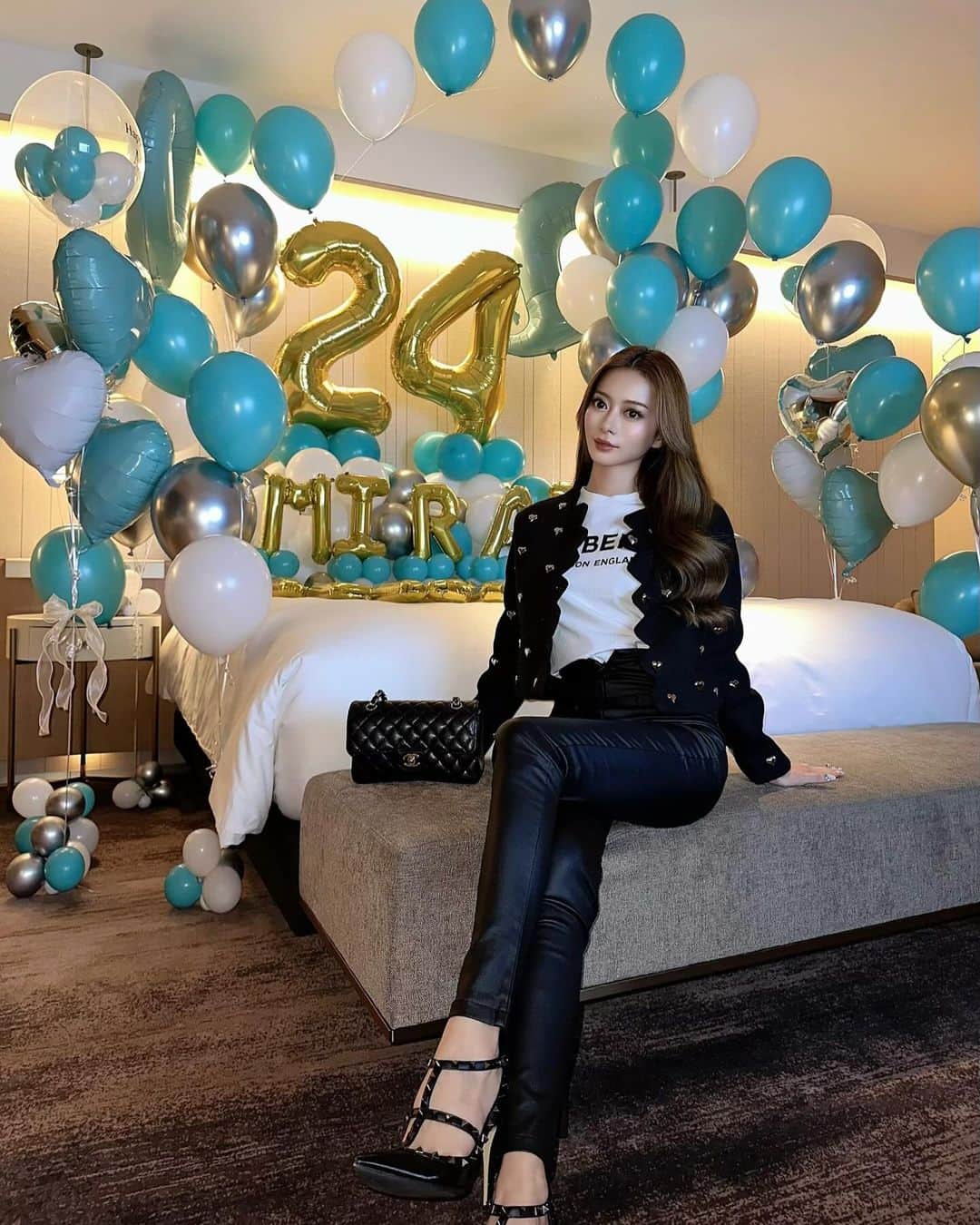 望月みらいのインスタグラム：「・ 11/16で24歳になりました🎂❤️ 今年は大好きな人達に誕生日当日お祝いしてもらって 幸せだったな🥳 ・ このハートのジャケットは @__milkyway.official の🖤」