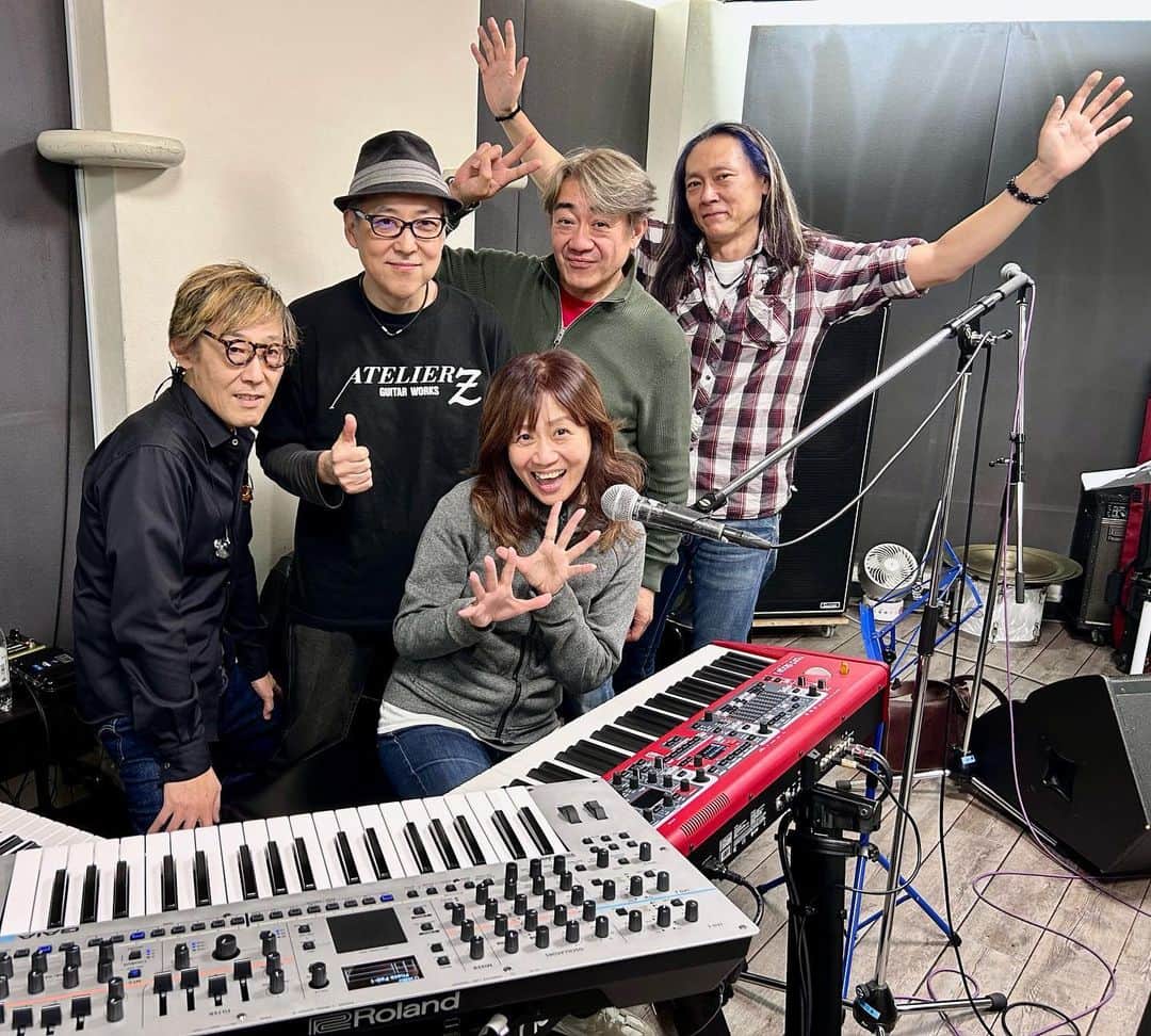 田村直美のインスタグラム：「Tenpack リハでした久しぶりに5人集まりまったら やっぱり楽しかった😆  Sho-ta with Tenpack riverside rock’n roll band 10th LIVE TOUR 2023 OKAWARI  12/8(金)名古屋E.L.L. 　 9日(土)神戸HarborStudio   11日(月)渋谷PLEASURE PLEASURE　 いよいよ始まります✌️ 楽しみだねー😊」