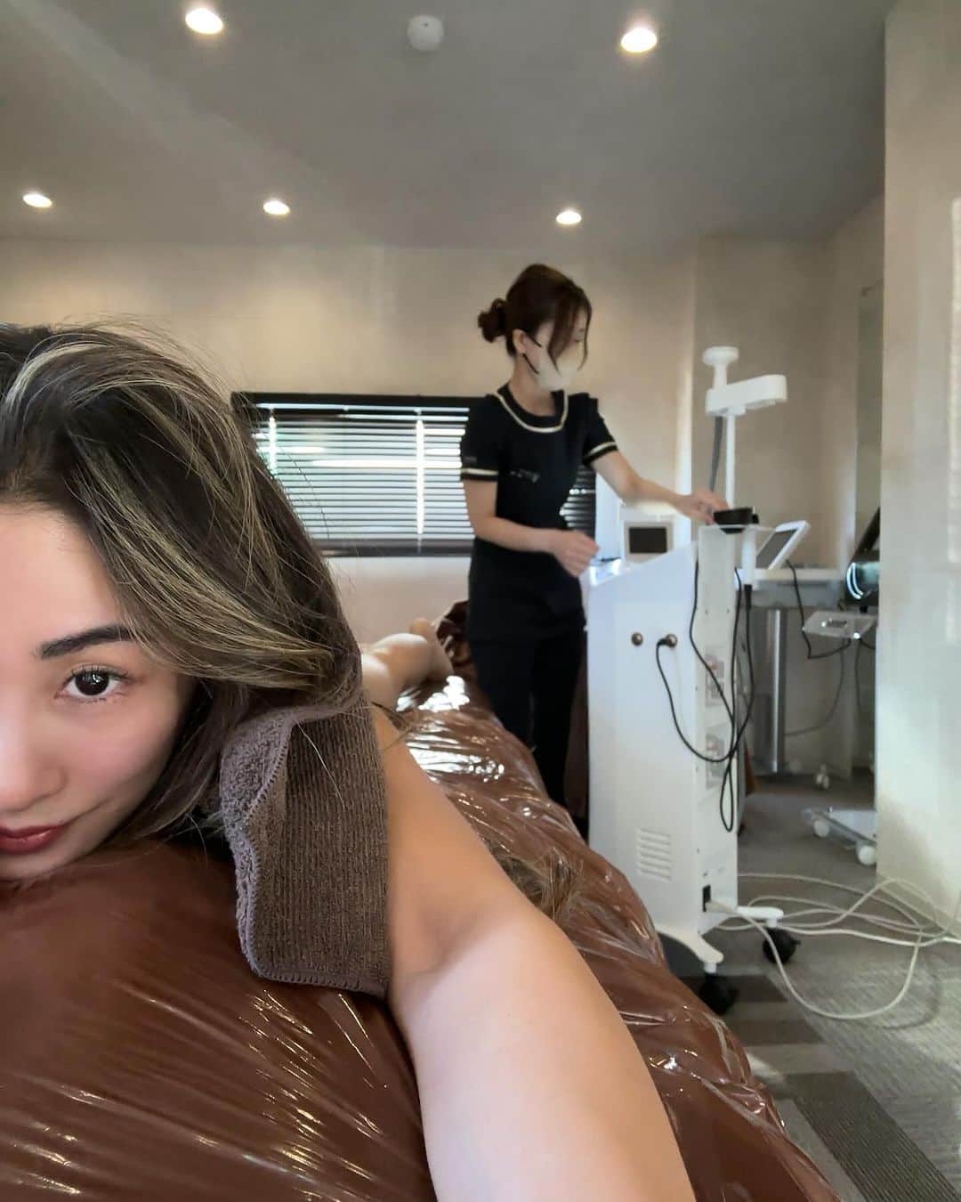 esutoreja_risaribonさんのインスタグラム写真 - (esutoreja_risaribonInstagram)「とある日 我々の時代の109カリスマ定員の @reiko_nakane さんがエステサロンをオープンしたとゆう事で @matsu_macchun に紹介頂き行ってきました🤤🩷  ずっとファンで会えたことがなかったので会えるの楽しみにしていたんですが🤍 土日お休みで私とは会えなかったです😮‍💨 平日に行けば会えます‼️  . 駅すぐでお店の中も広く😳 部屋も綺麗で私が使わせて頂いた部屋はベッドが二つあり、お友達やカップルや夫婦で使えるツーベッドの部屋らしいです❣️ めっちゃいいですね‼️🐕 今回私がお願いしたエステはボディーエステにしたんですが最高にスッキリして気分も最高でした…やっぱり女性って… 綺麗になれる物やると１日幸せな気分になれる。 #slimmoveplus  最後暖かいマットで包まれて最高に気持ちよく一瞬で寝た😅🫶🏽  寝れるって最高なときなんだよね！ MAXリラックス！ . .  ぜひ行ってみてください❣️ 担当してくれた方は 遠藤さんです‼️ . エステあとは髪の毛も色々治せるの出してくれます！ . #variesprime #中根麗子 #中目黒エステ#ダイエット」12月4日 22時24分 - esutoreja_risaribon