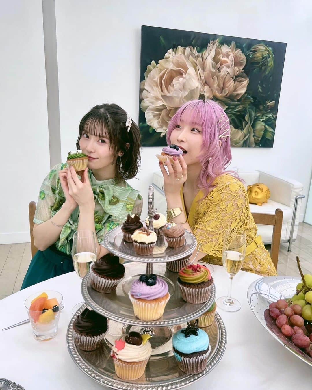 朝日奈丸佳のインスタグラム：「プリティーシリーズウィンターライブ2023、パンフレット撮影のオフショットです！  月川ちり役 大森日雅ちゃんと！  テーマはセレブのクリスマスパーティ🥂 カラフルなカップケーキに、高級フルーツ…とても美味しく楽しい撮影でした🍈  対談も読んで欲しいな〜！ 収録当時の思い出とかお互いの印象とかお話してます。  マスカットで乾杯…🌟   #プリパラ  #月川ちり  #華園しゅうか  #大森日雅」