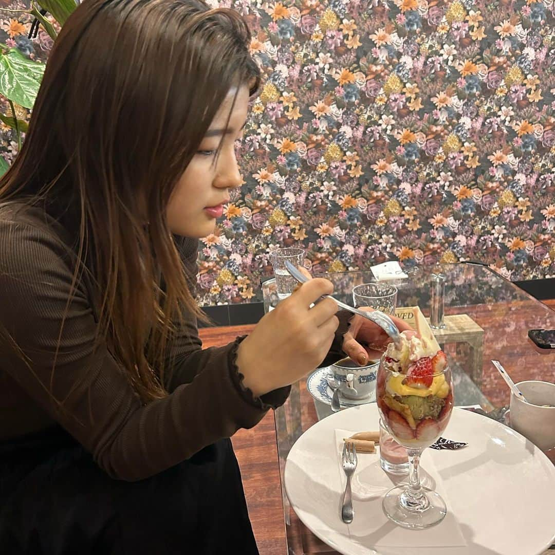 なーみさんのインスタグラム写真 - (なーみInstagram)「やーっと行けた♡ @cakeokayasu  カッツンのケーキ屋さん🍰  苺のぱへ🍓🍨しわわせ〜🥰 チョコケーキも最高🥹  送迎つきで何から何まで本当にVIP待遇。 ありがとぉぉ😂💕  #西尾#オカヤス#お姫様」12月4日 22時27分 - nnnamiiii