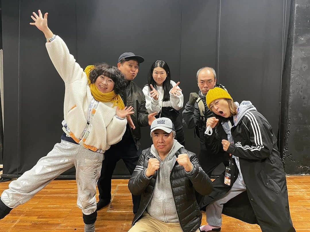 竹井亮介のインスタグラム：「2023年12月4日。 次回出演、 #スラステ  「ストレンジャーズ・イン・ザ・ナイト」 の稽古初日。 やったことのないタイプの作品で、どんなふうになっていくか、非常に楽しみになる稽古初日でした。 たくさんの方に観ていただきたいです！ #入江雅人 さん #保坂エマ  さん #野口かおる さん #高木稟 さん #中村なる美 さん」