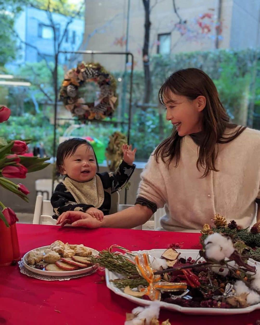 唯可（yuika）さんのインスタグラム写真 - (唯可（yuika）Instagram)「社長👶とクリスマスリース🎄 作りに行ってきました🫶  ひたすら遊び回りたい社長も @stokkejapan の 椅子に座るとしっかりと座っていてくれるので ワークショップ中も大助かり✨ 家でも毎日ストッケが大活躍してくれています🫶  クリスマスムード満載で この空間にいるだけで幸せだった🥹🎄  #クリスマス#クリスマスオーナメント#クリスマスオーナメント手作り #リース#クリスマスリース#ストッケ#ストッケトリップトラップ #男の子ママ」12月4日 22時28分 - yu.i.k.a