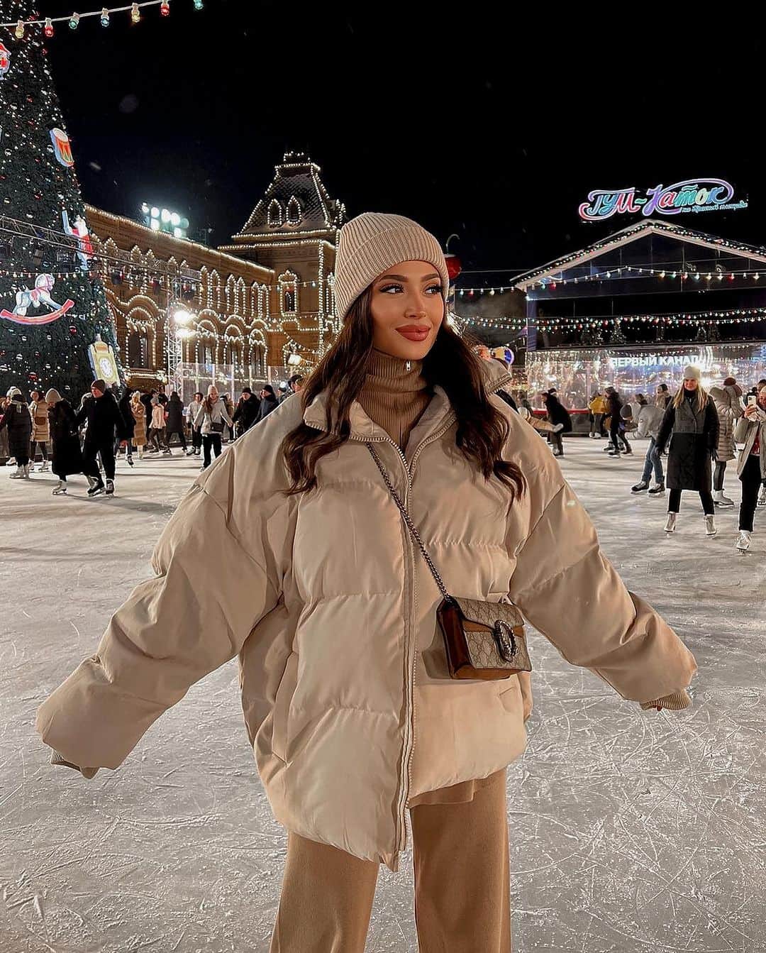 OOTD Magazineのインスタグラム：「Christmas market inspo ✨ cc: (@)tagged  ✨ Shop our video or photo presets are now available via link in bio. ⁣」