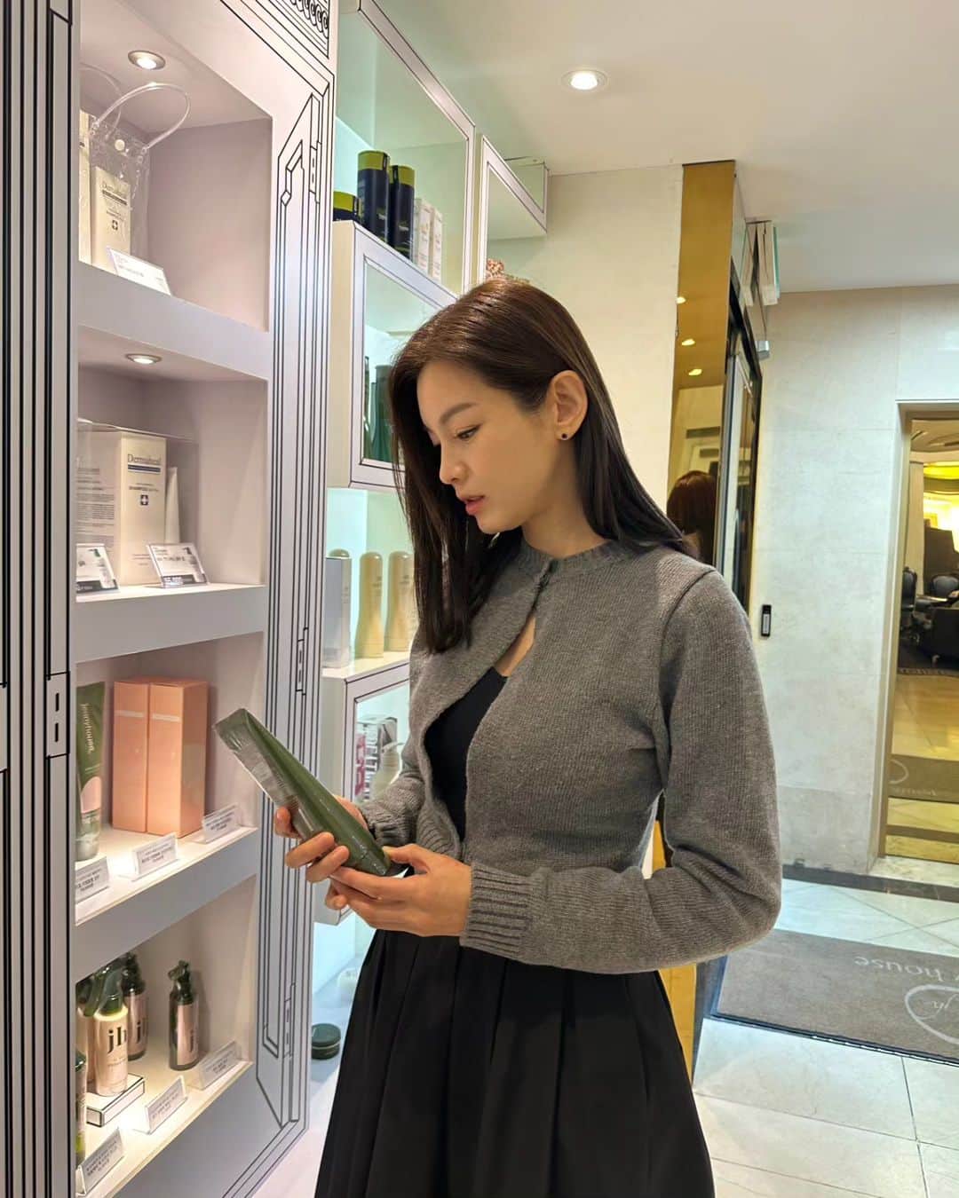 チョン・ガウンのインスタグラム：「미팅..미팅..또 미팅.. 요즘 자꾸 뭔가를 하려고 한다.. 힘들고 피곤한데..  근데...  좋다..  #새로운꿈을향해    꿈꾸기에 너무 많은 나이인가?  에이~~뭐 어때..  #아무것도안하면아무일도일어나지않는다  #움직여_move」