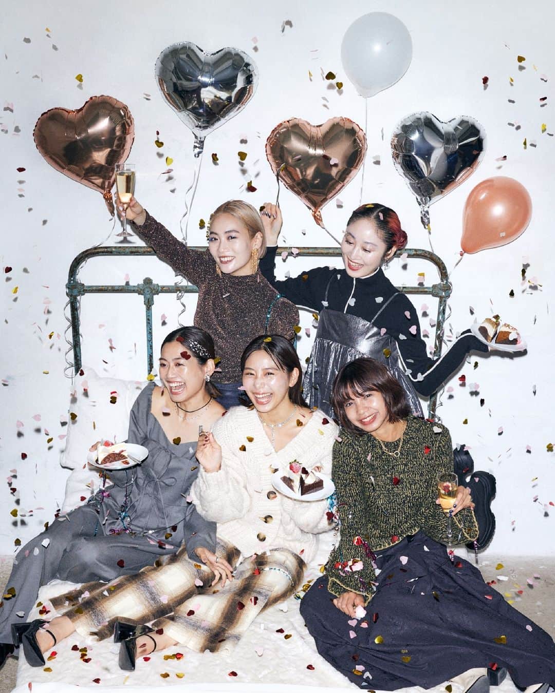 マウジーのインスタグラム：「MOUSSY HOLIDAY '23 Girls need cakes and parties! #MOUSSY #MOUSSYHOLIDAYCOLLECTION」