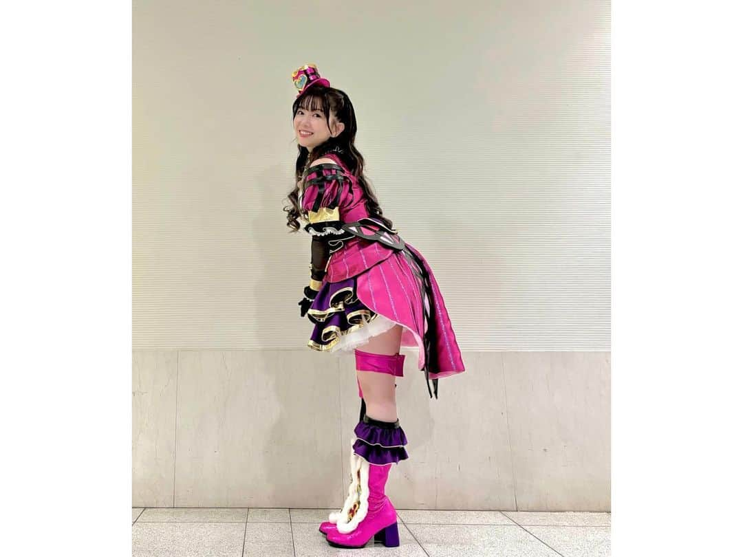 牧野由依さんのインスタグラム写真 - (牧野由依Instagram)「プリパラ＆キラっとプリ⭐︎チャン＆ワッチャプリマジ Winter Live 2023  黒須あろま役で出演させて頂きました！  ガァルマゲドンの新衣裳、初お披露目！ リッチハートコーデかわいすぎやせんか？？🥹 後ろにはステンドグラスのような蝶々のような… とっても美しいおリボンも付いています🎀  今回はガァルマゲドン・ミの4人でお揃いのハットを身につけて 「し〜くれっとラタトゥイユ」のパフォーマンスをしたのですが、 今回はアニメのライブシーン完全再現の振付に変わり これまた可愛さダダ漏れの曲になりました☺︎  キャラクターの性格に合わせて1人ずつ振付が違ったり 動きひとつひとつに意味があったりして本当に可愛いんですよ🩷 練習しててもすごく楽しかったです♡ 振付師さまに大感謝🙇‍♀️🙇‍♀️✨  ちなみに私はホウキ乗ってるポーズ好き♡（4枚目）  またちょこちょこお写真あげていきたいと思います！」12月4日 22時32分 - yui_makino0119