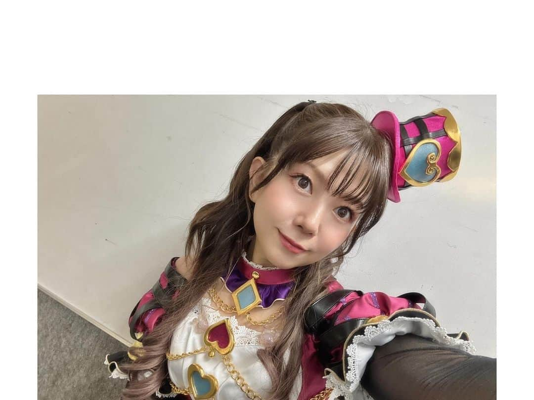 牧野由依のインスタグラム：「プリパラ＆キラっとプリ⭐︎チャン＆ワッチャプリマジ Winter Live 2023  黒須あろま役で出演させて頂きました！  ガァルマゲドンの新衣裳、初お披露目！ リッチハートコーデかわいすぎやせんか？？🥹 後ろにはステンドグラスのような蝶々のような… とっても美しいおリボンも付いています🎀  今回はガァルマゲドン・ミの4人でお揃いのハットを身につけて 「し〜くれっとラタトゥイユ」のパフォーマンスをしたのですが、 今回はアニメのライブシーン完全再現の振付に変わり これまた可愛さダダ漏れの曲になりました☺︎  キャラクターの性格に合わせて1人ずつ振付が違ったり 動きひとつひとつに意味があったりして本当に可愛いんですよ🩷 練習しててもすごく楽しかったです♡ 振付師さまに大感謝🙇‍♀️🙇‍♀️✨  ちなみに私はホウキ乗ってるポーズ好き♡（4枚目）  またちょこちょこお写真あげていきたいと思います！」