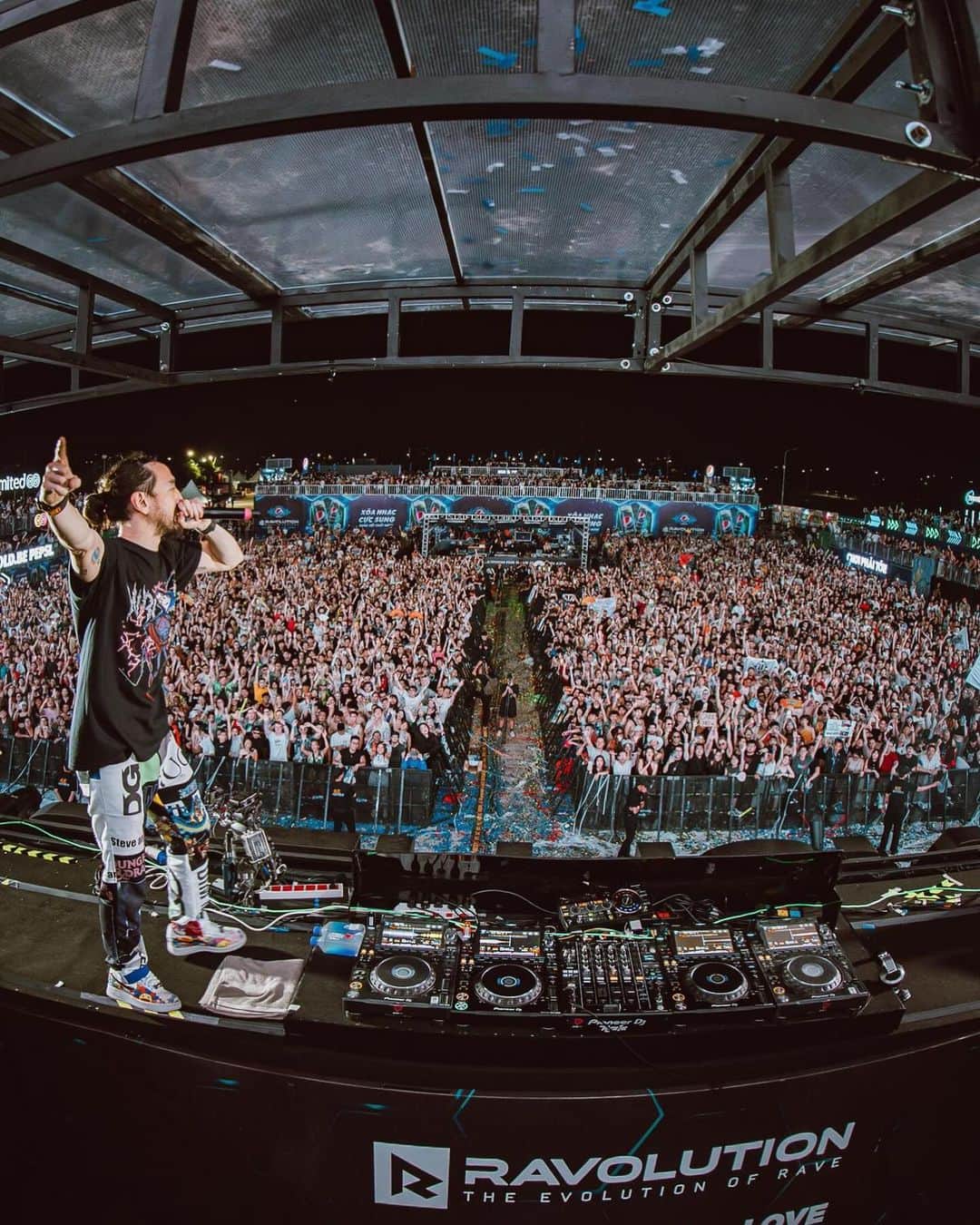 スティーヴ・アオキのインスタグラム：「What the Pho!!!! I love u Vietnam!🇻🇳❤️ 1. I think the last time I played Vietnam was 2016. My favorite show in Vietnam hands down! 2. Chơi tới bến!! 3. Lên luônnnnn 4. Wub 5. Playing out my new remix w/ @iamkaaze for @davidguetta for the first time  6. Classics never go out of style  7. ❤️ @oliverheldens  8. Middle fingers up @datweekaz @acraze @iamkaaze  9. Welcome to vietnam 10. When in Vietnam」