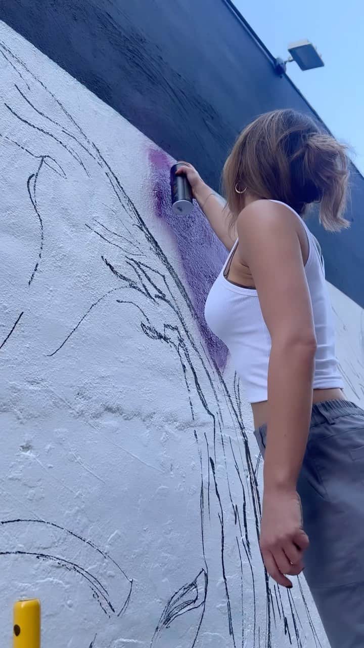 ブリトニー・パーマーのインスタグラム：「🎨 Exploring new horizons, spray painting a mural for the very first time!!!   #ArtBasel #WynwoodMiami #CreativeJourney @onlyfans thank you to the team @rollandberry @ashley_nola83 and @kamela @brittneypalmerart」