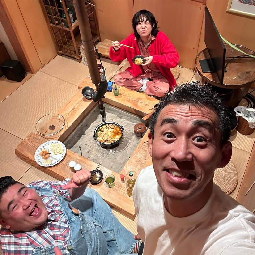 石田靖さんのインスタグラム写真 - (石田靖Instagram)「BSよしもと 年末特番 『石田靖と光永 の全国住みます忘年会❗️』 2023年の全国住みます芸人の 皆さんと忘年会。。。 囲炉裏で鍋つつきながら収録〜 BSよしもと で30日OA😆 お時間ある方はご覧ください スマートフォン、iPhoneでも ご覧になれま〜す🙇 #bsよしもと #bsよしもとやすひな #bsよしもとやすひな忘年会 #囲炉裏 #囲炉裏de笑  #結崎ネブカ  #もっち #光永 #石田靖 #一期一笑」12月4日 22時35分 - yasulog