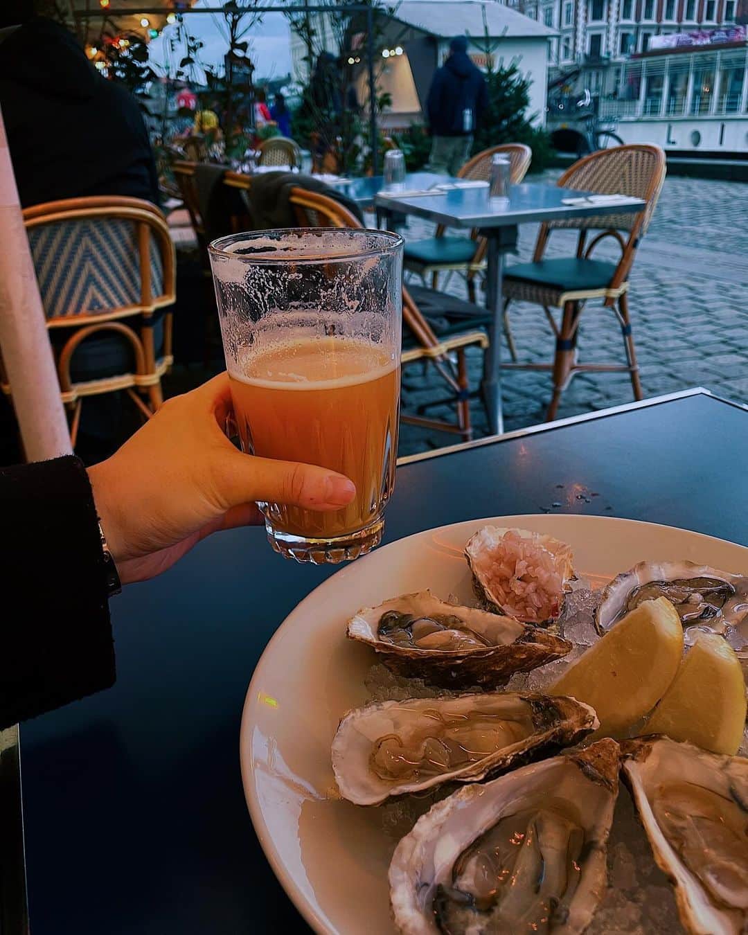 彩希エリナさんのインスタグラム写真 - (彩希エリナInstagram)「🍷🍺🦪  顔よりも大っきい🍺ドーン！！  デンマーク🇩🇰では地ビールが美味しくてたーくさん飲んだ✨  一気に2個頼むスタイルwww  #travel #travelphotography #travellife #traveltheworld #denmark #copenhagen #nyhavn #beer #beertime #beerlover #localbeer #旅 #旅行 #海外旅行 #海外 #北欧 #デンマーク #コペンハーゲン #ニューハウン #ベレー帽 #ビール #ビール女子 #ビール最高 #地ビール #お酒 #お酒好き女子 #笑うと目がなくなる遺伝子 #🍺」12月4日 22時35分 - erina_saiki