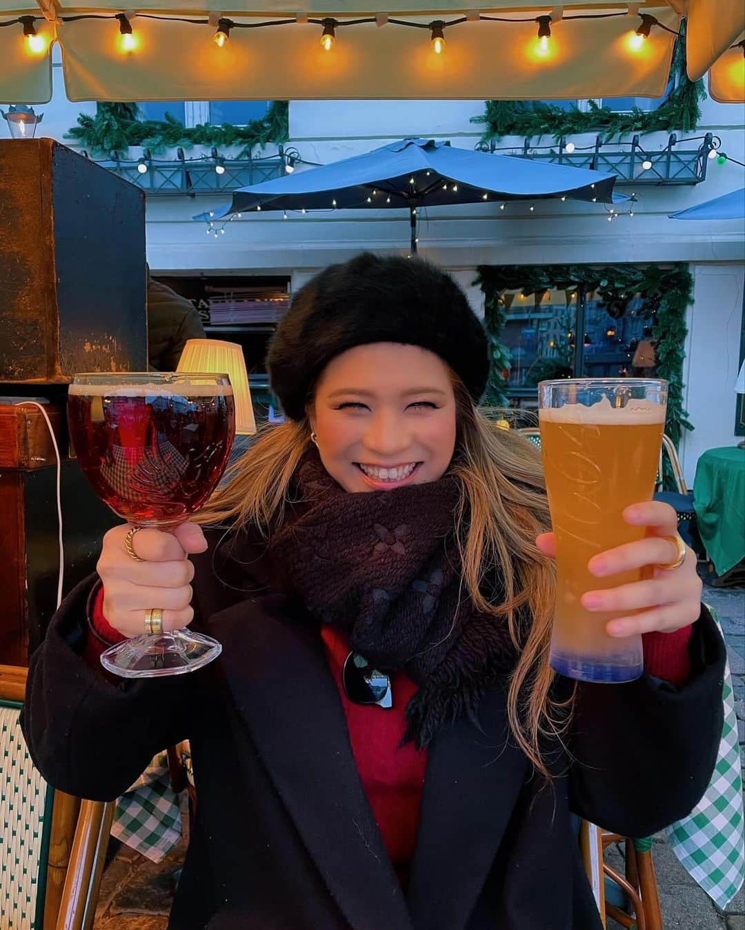 彩希エリナさんのインスタグラム写真 - (彩希エリナInstagram)「🍷🍺🦪  顔よりも大っきい🍺ドーン！！  デンマーク🇩🇰では地ビールが美味しくてたーくさん飲んだ✨  一気に2個頼むスタイルwww  #travel #travelphotography #travellife #traveltheworld #denmark #copenhagen #nyhavn #beer #beertime #beerlover #localbeer #旅 #旅行 #海外旅行 #海外 #北欧 #デンマーク #コペンハーゲン #ニューハウン #ベレー帽 #ビール #ビール女子 #ビール最高 #地ビール #お酒 #お酒好き女子 #笑うと目がなくなる遺伝子 #🍺」12月4日 22時35分 - erina_saiki