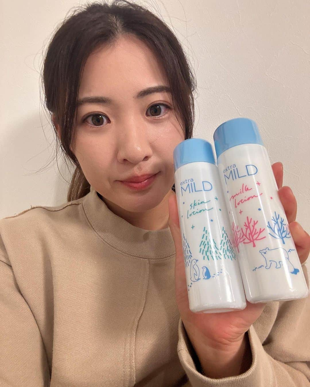 永井花奈さんのインスタグラム写真 - (永井花奈Instagram)「私のお気に入り！ 「ニュースキン エクストラマイルド」は低刺激ケア設計だから、敏感肌の人も安心して使えて、乾燥が特に気になるこの季節、保湿が持続する化粧水と肌をしなやかに保つ乳液をたっぷりと使っています🥰 12月5日（火）からは、お得な30%増量 限定ボトルセットが発売されるそうです🥺💗 心やさしい冬の動物たちがデザインされた限定ボトルもかわいい💕 乾燥で敏感な時でもてもヒリヒリしない！ ぜひチェックしてみてください♪ #エクストラマイルド #敏感肌 #スキンケア #肌ケア #コスメ #コスメ紹介 #おすすめコスメ #ニュースキン #nuskin @nuskin_japan」12月4日 22時36分 - kana._.0616