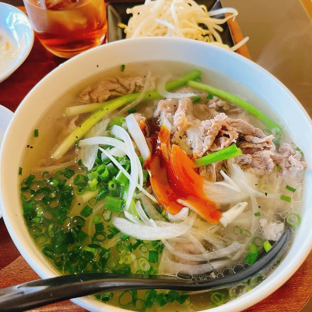 川田裕美のインスタグラム：「寝室でのおしゃべりはとても可愛くて嬉しい時間なのだけど、こっちが寝てしまいそうになるのを必死でこらえるのが、なかなか難しい…😣 今日もお疲れ様でした！ 最近、仕事の写真よりも食べ物ばっかり✨😆  #ベトナム料理 #フォー」