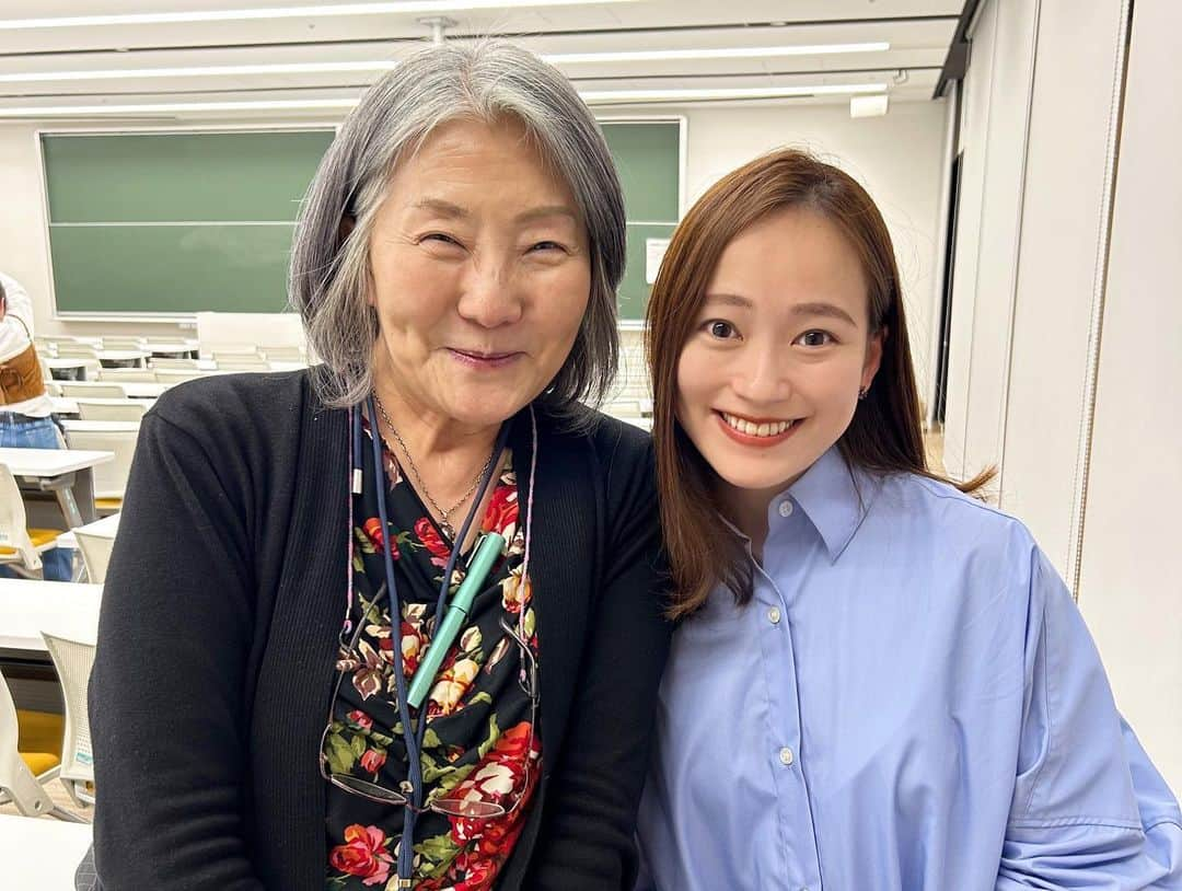 金井憧れさんのインスタグラム写真 - (金井憧れInstagram)「大学講義〜座学編〜👩‍🏫  専修大学で授業を担当させていただきました🏫 突然出した課題にも、 すぐに対応できる学生さんたちに脱帽でした🎓  また来週の授業が楽しみです☺️  #senshuuniversity #座学  #隠し撮り  最後は王教授と☺️」12月4日 22時36分 - akogare.kanai