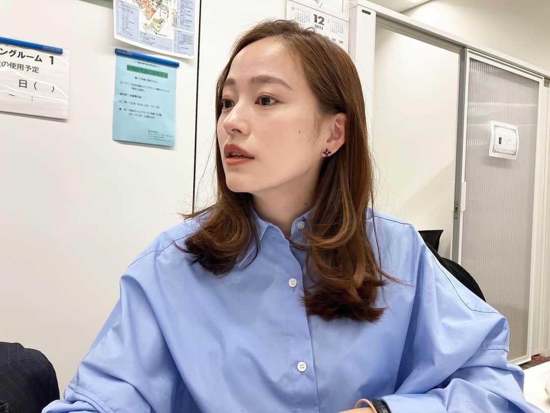 金井憧れさんのインスタグラム写真 - (金井憧れInstagram)「大学講義〜座学編〜👩‍🏫  専修大学で授業を担当させていただきました🏫 突然出した課題にも、 すぐに対応できる学生さんたちに脱帽でした🎓  また来週の授業が楽しみです☺️  #senshuuniversity #座学  #隠し撮り  最後は王教授と☺️」12月4日 22時36分 - akogare.kanai