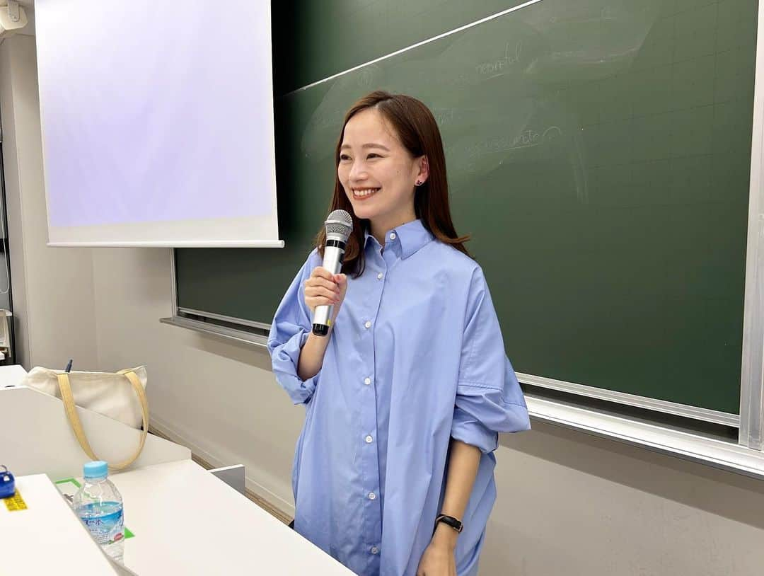 金井憧れのインスタグラム：「大学講義〜座学編〜👩‍🏫  専修大学で授業を担当させていただきました🏫 突然出した課題にも、 すぐに対応できる学生さんたちに脱帽でした🎓  また来週の授業が楽しみです☺️  #senshuuniversity #座学  #隠し撮り  最後は王教授と☺️」