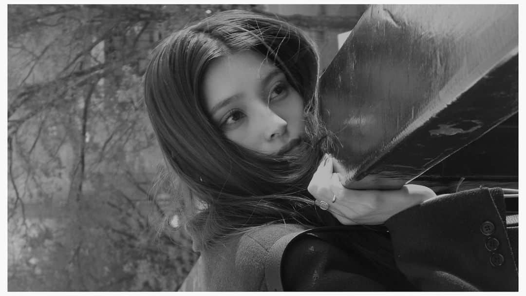 乃愛さんのインスタグラム写真 - (乃愛Instagram)「お散歩中にとってくれた🖤」12月4日 22時36分 - _0w022
