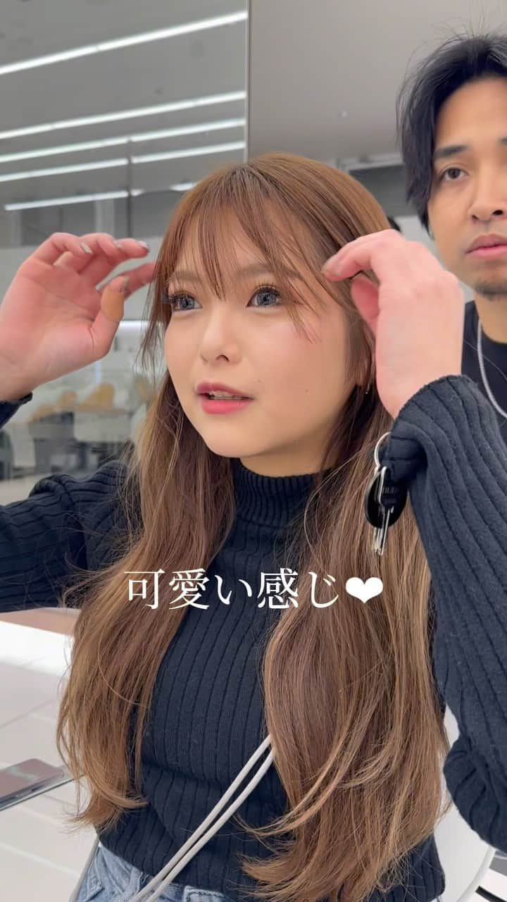 高橋英昇のインスタグラム：「結んでも可愛い顔周りにしたい方必見です❤︎ オーダーの際に保存してお使いください✨ ˗˗˗˗˗˗˗˗˗˗˗˗˗˗˗˗˗˗˗˗˗˗˗˗˗˗˗˗˗˗˗˗˗˗˗˗˗˗ ⁡ ◌ @eisho_coa  ⁡ 前髪顔周りのどんな悩みも 是非ご相談下さい✨ ⁡ ☑︎流し前髪だけど要望と違う ☑︎前髪顔周りを切られすぎる ☑︎顔周りがなくて困っている ☑︎前髪が巻きづらく上手くいかない ☑︎変な毛がいつも前髪に出てくる ☑︎扱いづらくて困っている ☑︎おでこが狭くて悩んでいる ⁡ などなど 少しでも気になることは全てお聞かせ下さい✨ メモ持ってきても大丈夫です📝 ⁡ ˗˗˗˗˗˗˗˗˗˗˗˗˗˗˗˗˗˗˗˗˗˗˗˗˗˗˗˗˗˗˗˗˗˗˗˗˗˗ ⁡ ⁡ ◌ 料金 ◌ ・カット ¥8800 ・カット 𓂃 トリートメント ¥12100 ・カット 𓂃 カラー ¥17600 ・カット 𓂃 カラー 𓂃 トリートメント ¥22000 ⁡ ※初回のみ指名料+¥3300かかります。 2回目以降は指名料無料です。 ⁡ ⁡ 𓂃 よくあるご質問 𓂃 ⁡ ⁡ Q . 予約はどうしたらいいですか？ ⁡ ✎ プロフィールのURLからお待ちしております✨ ⁡ ⁡ Q . 場所はどちらですか？ ⁡ ✎ 東京都中央区銀座6-13-9 GIRAC GINZA 7F 【銀座駅5分、東銀座駅から徒歩3分】 ⁡ ⁡ Q . 投稿に可愛い子しか載っていないですが、 私が行っても大丈夫ですか？ ⁡ ✎もちろん大丈夫です。 僕のお客様は【3歳〜74歳】の 子連れ様から老若男女幅広いの方が ご来店してくださっております。 女性は必ず可愛くします！ 実は男性のカットも得意です。 最近ご紹介もかなり多いです✨ ⁡ Q . どんな美容師？ ⁡ ✎ お話するのが好きです✨ ただ施術中は技術に没頭する時があり その時はあまり話さなくなります✂︎ ⁡ Q . カウンセリングはしっかりしてもらえますか？ ⁡ ✎もちろんです！ 前髪顔周りの生え際、癖毛、割れめ、こめかみ、 頬骨、えら、丸顔、面長、りんかく などのお悩みもしっかりカウンセリングさせて頂いてから 施術に入らせて頂きますのでご安心ください✨ ⁡ ⁡ カットは【前髪】【ロングレイヤー】 が好きですが、 ミディアム、ボブ、ショート、 メンズカットも好きです。 巻きも得意なので、 知りたい方はなんでもお伝えします✨ ⁡ カラーはブリーチなしのワンカラーで 【艶感】【透明感】【くすみ感】が出るように 300種類以上の中から 独自の配合で調合しております。 ⁡ ストレートはダメージを最小限で抑えられるように かなりこだわっています！ 微アルカリ〜弱酸領域の範囲で施術するので 基本的に【ヘアカラー】と同時施術が可能です✨ ⁡ トリートメントはできるだけ長持ちできるように 【手触り】【質感】にこだわっています！ あとはアウトバスのヘアケアも重要なので 興味ある方はしっかり説明しています✨ ⁡ パーマは最近持ちの良いデジタルパーマが好きです。 熱処理する事で普通のパーマより持ちが良くなります。 僕の使う薬剤は基本的にダメージを最小限でかけるので コテを使って巻いても大丈夫です。 巻かなくても普段のスタイリングはかなり楽になります✨ ⁡ #銀座　#千葉　#前髪カット　#顔周りカット　#小顔カット　#おくれ毛カット　#顔周り　#前髪　#シースルーバング　#かきあげ前髪　#小顔に見える顔周り #小顔カット #似合わせカット　#おくれ毛　#前髪顔周り似合わせ」