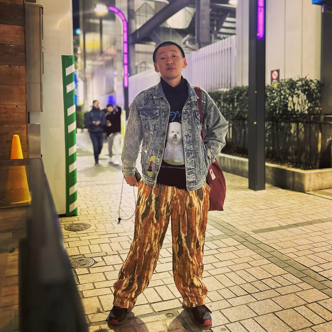 市川刺身のインスタグラム：「今日の服装。 渋谷でラジオ録りの日。  タートルネックに中野ロープウェイの犬を覗かせてハラノムシで購入したデニムジャケット。 はやとちりの木目調のズボン。 ROTOTOのニット帽にadidasの靴にyorozuのバッグ。  ラジオ録りのあと新宿の映画館で北野武監督の映画『首』を観に行った後に撮りました。 すごく面白かったです。 アウトレイジもまた観たくなってレンタルやってるTSUTAYA行ってみたらレンタルされてて悔しかったです。 北野武監督ありがとうございます。  #今日着た服 #ファッション #古着 #映画 #首」