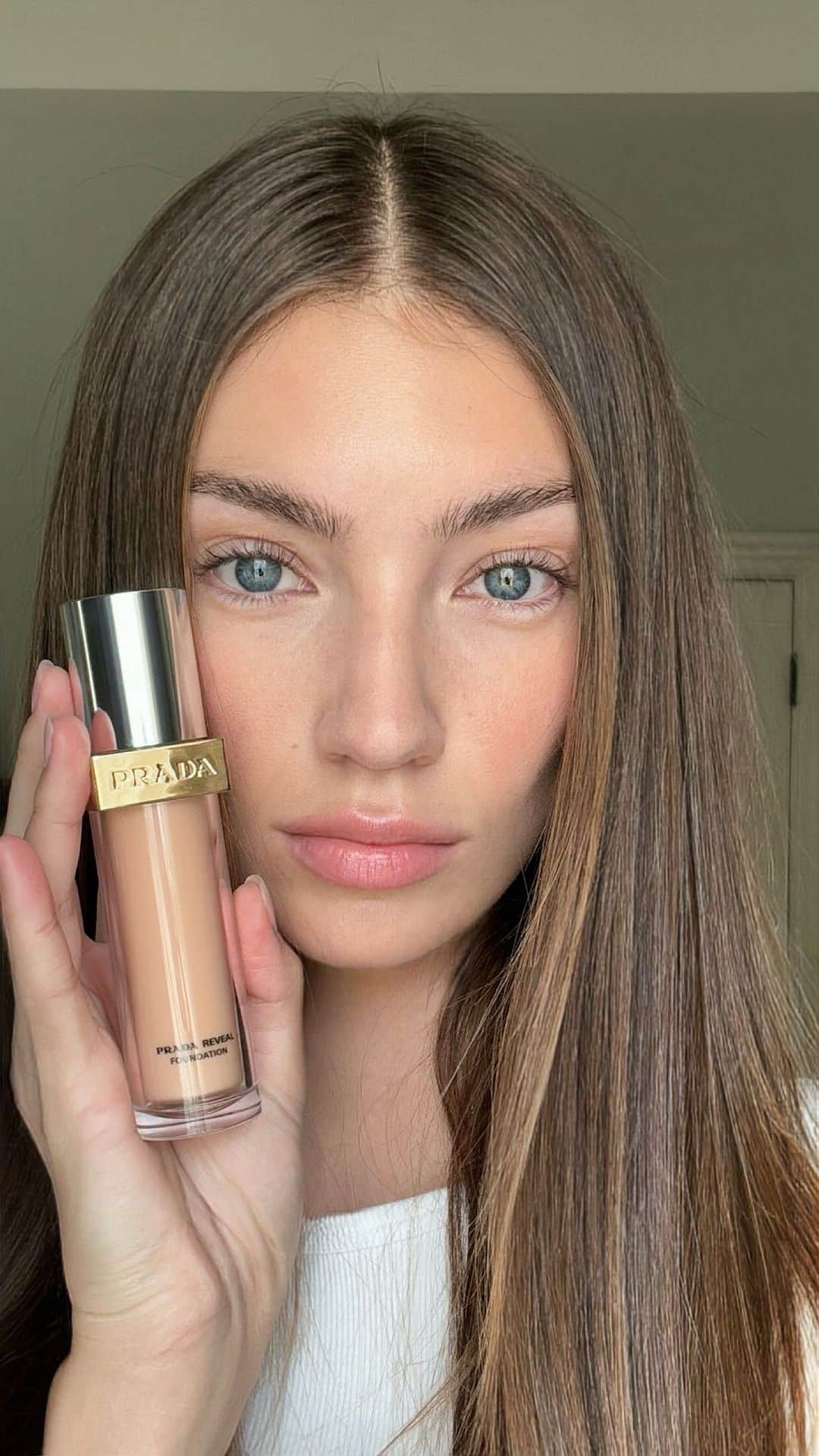 ロレーナ・ラエのインスタグラム：「ANZEIGE | MY SKIN WEARS PRADA @pradabeauty • Augmented Skin Serum • Augmented Skin Cream • Reveal Foundation Shade LN10 • Universal Lip Balm • Monochrome Soft Matte Lipstick Shade P155 Blush   #rethinkingbeauty #pradabeauty #pradaskin」