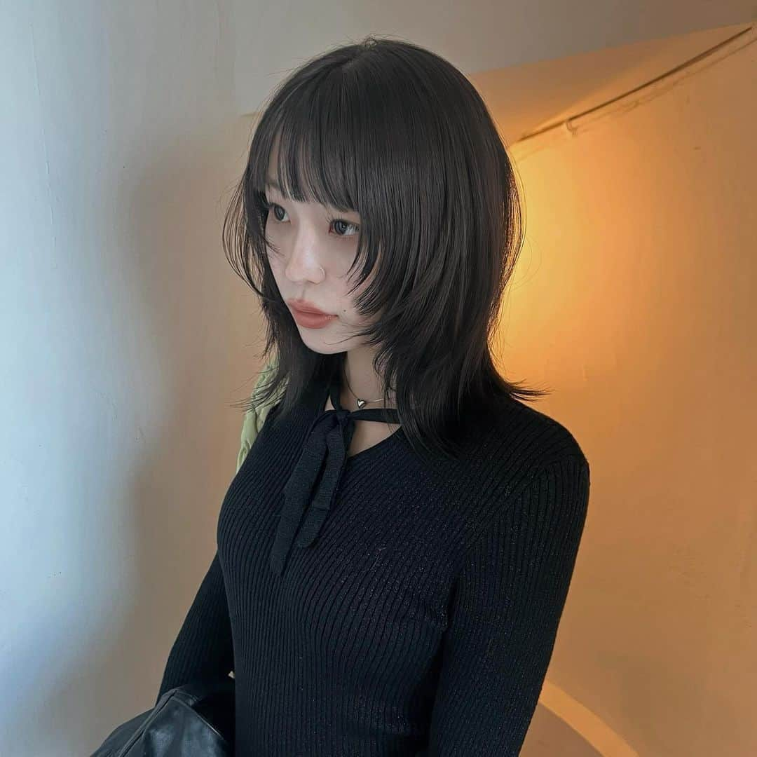 マツオモモコのインスタグラム：「layer✂︎/nuance wolf style color: charcoal brown . . #hair #cut #color #デザインカット #レイヤーカット #レイヤースタイル #ニュアンスカット #ニュアンススタイル」