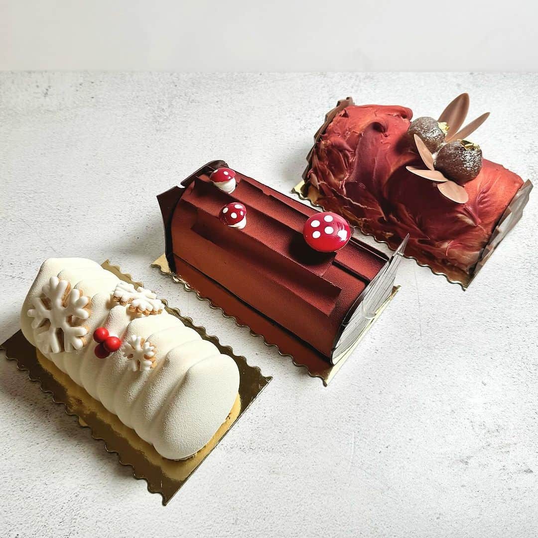 DOMINIQUE ANSEL BAKERYさんのインスタグラム写真 - (DOMINIQUE ANSEL BAKERYInstagram)「Our Bûche de Noël are here! Each holiday season, we create a trio of classic French Yule log cakes, and this year’s includes (from L-R): * 🍓Strawberry Sugar Cookie Bûche de Noël: with fresh strawberry compote, creamy sugar cookie ganache, almond biscuit, vanilla Chantilly, and sablé Breton, topped with snowflake cookies  * 🍫Triple Chocolate Bûche de Noël (gluten-free): Valrhona Caraibe 66% dark chocolate mousse, milk chocolate crémeux, flourless chocolate biscuit, handmade chocolate button forest “mushrooms” and Vanilla Chantilly * 🌰Chestnut Bûche de Noël: a French classic, with chestnut mousse, almond biscuit soaked with a splash of whiskey, candied chestnuts from Aubenas, France, chestnut cream, and whole candied chestnuts on top. Preorder for pick-ups THURS DEC 21ST-SUN DEC 24TH at DominiqueAnselNY.com for SoHo BAKERY pick-ups, and DominiqueAnselWorkshop.com for Flatiron WORKSHOP pick-ups. 🎄#buchedenoel」12月4日 22時41分 - dominiqueansel