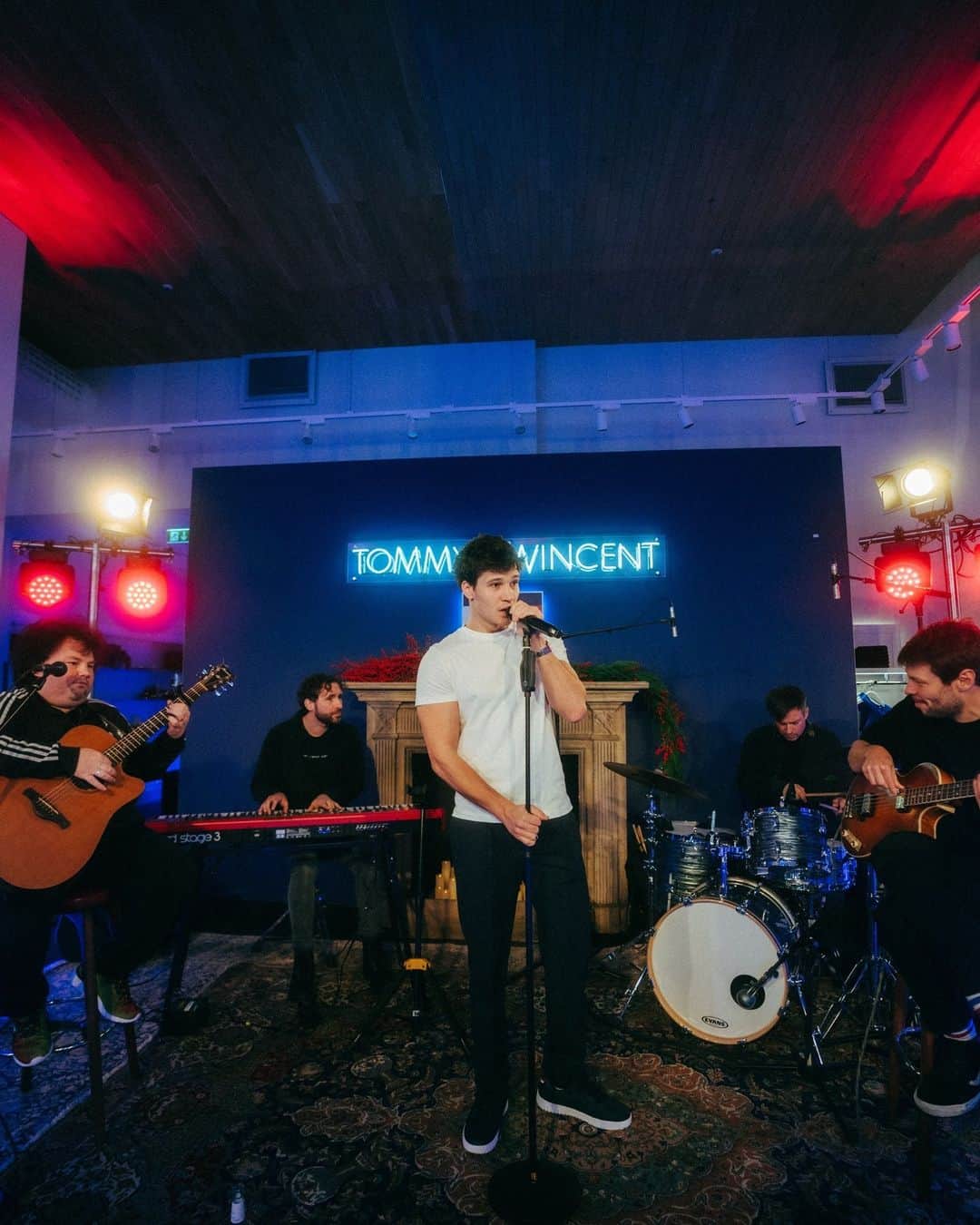 Tommy Hilfigerさんのインスタグラム写真 - (Tommy HilfigerInstagram)「Holiday harmonies. @WincentWeiss  brings us the magic of the season with an intimate show at our Hamburg store.」12月4日 22時42分 - tommyhilfiger