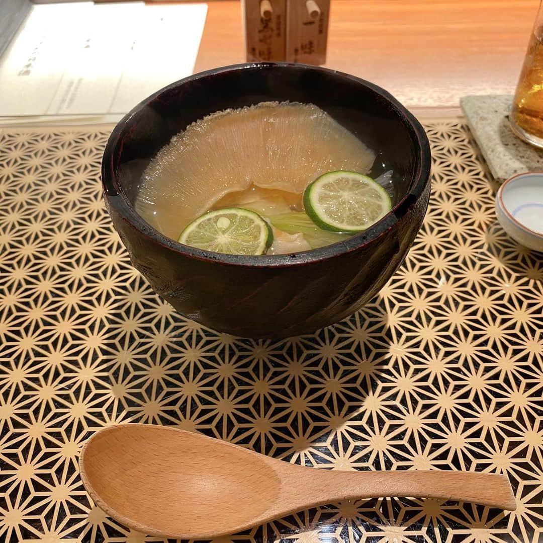 えみっくすさんのインスタグラム写真 - (えみっくすInstagram)「銀座にある「うさぎと亀」行ってきたよσ̴̶̷̤ . σ̴̶̷̤ ♡札幌に本店がある北海道割烹のお店で、場所柄同伴とかでグルメなお兄さんとお姉さんが通ってる感じだった💖 . この日サロン帰りだったからお酒飲めなかったのが悲しいくらいめちゃくちゃおいしかった❣️日本酒飲みたかった～🥹❕❕先付からデザートまで全部最高だった( ᵒ̴̶̷̤◦ᵒ̴̶̷̤ )特にお鍋のフカヒレが人生で食べた中でいちばん大きくてぷるぷるだったし、鮭の土鍋ごはん美味しすぎて無限に食べてしまった😇 . 和食のお店って季節のものがとっても美味しく食べれるけど、秋～冬にかけての味覚をたっぷり味わえて幸せでした🩷もっと真冬のメニューも食べに行きたいな(ᐡ｡• · •｡ᐡ)♡ . ちなみに最後にいただいたプリン、銀座ではちょっとした有名商品みたい🎶お土産にもぴったりദി ᷇ᵕ ᷆ )  🍬 .｡ _________________________ ｡. 🍬   　えみっくすおすすめのグルメ情報を ︎︎ 　　　▶️ #えみっくすグルメ ◀️  　　　でまとめています⸜(*⃙⃘'ᵕ'*⃙⃘)⸝⋆*   　気になるお店があればぜひ食べに行って  　ハッシュタグをつけて投稿してね📷✨  🍬 .｡ _________________________ ｡. 🍬  #PR @usagitokameginza  #銀座  #銀座グルメ  #銀座ディナー  #銀座デート  #グルメ  #グルメ女子  #グルメスタグラム  #グルメ部  #東京グルメ  #グルメ好きな人と繋がりたい  #和食  #和食ディナー  #割烹  #割烹料理  #北海道グルメ  #北海道割烹  #うさぎと亀  #うさぎと亀銀座店  #美味しいもの好きな人と繋がりたい  #炊き込みご飯  #鮭といくらの土鍋ごはん  #土鍋  #土鍋ごはん  #フカヒレ  #香箱蟹  #foodporn  #foodphotography  #japanesefood」12月4日 22時42分 - emix_momoka