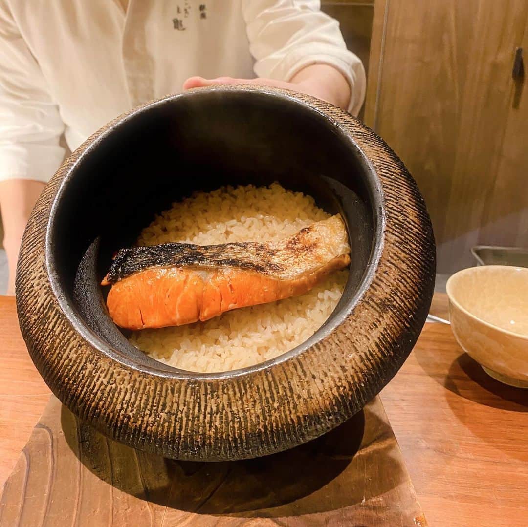 えみっくすさんのインスタグラム写真 - (えみっくすInstagram)「銀座にある「うさぎと亀」行ってきたよσ̴̶̷̤ . σ̴̶̷̤ ♡札幌に本店がある北海道割烹のお店で、場所柄同伴とかでグルメなお兄さんとお姉さんが通ってる感じだった💖 . この日サロン帰りだったからお酒飲めなかったのが悲しいくらいめちゃくちゃおいしかった❣️日本酒飲みたかった～🥹❕❕先付からデザートまで全部最高だった( ᵒ̴̶̷̤◦ᵒ̴̶̷̤ )特にお鍋のフカヒレが人生で食べた中でいちばん大きくてぷるぷるだったし、鮭の土鍋ごはん美味しすぎて無限に食べてしまった😇 . 和食のお店って季節のものがとっても美味しく食べれるけど、秋～冬にかけての味覚をたっぷり味わえて幸せでした🩷もっと真冬のメニューも食べに行きたいな(ᐡ｡• · •｡ᐡ)♡ . ちなみに最後にいただいたプリン、銀座ではちょっとした有名商品みたい🎶お土産にもぴったりദി ᷇ᵕ ᷆ )  🍬 .｡ _________________________ ｡. 🍬   　えみっくすおすすめのグルメ情報を ︎︎ 　　　▶️ #えみっくすグルメ ◀️  　　　でまとめています⸜(*⃙⃘'ᵕ'*⃙⃘)⸝⋆*   　気になるお店があればぜひ食べに行って  　ハッシュタグをつけて投稿してね📷✨  🍬 .｡ _________________________ ｡. 🍬  #PR @usagitokameginza  #銀座  #銀座グルメ  #銀座ディナー  #銀座デート  #グルメ  #グルメ女子  #グルメスタグラム  #グルメ部  #東京グルメ  #グルメ好きな人と繋がりたい  #和食  #和食ディナー  #割烹  #割烹料理  #北海道グルメ  #北海道割烹  #うさぎと亀  #うさぎと亀銀座店  #美味しいもの好きな人と繋がりたい  #炊き込みご飯  #鮭といくらの土鍋ごはん  #土鍋  #土鍋ごはん  #フカヒレ  #香箱蟹  #foodporn  #foodphotography  #japanesefood」12月4日 22時42分 - emix_momoka