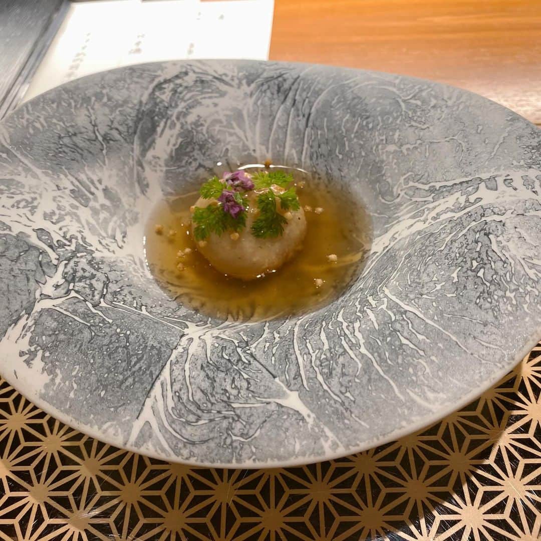 えみっくすさんのインスタグラム写真 - (えみっくすInstagram)「銀座にある「うさぎと亀」行ってきたよσ̴̶̷̤ . σ̴̶̷̤ ♡札幌に本店がある北海道割烹のお店で、場所柄同伴とかでグルメなお兄さんとお姉さんが通ってる感じだった💖 . この日サロン帰りだったからお酒飲めなかったのが悲しいくらいめちゃくちゃおいしかった❣️日本酒飲みたかった～🥹❕❕先付からデザートまで全部最高だった( ᵒ̴̶̷̤◦ᵒ̴̶̷̤ )特にお鍋のフカヒレが人生で食べた中でいちばん大きくてぷるぷるだったし、鮭の土鍋ごはん美味しすぎて無限に食べてしまった😇 . 和食のお店って季節のものがとっても美味しく食べれるけど、秋～冬にかけての味覚をたっぷり味わえて幸せでした🩷もっと真冬のメニューも食べに行きたいな(ᐡ｡• · •｡ᐡ)♡ . ちなみに最後にいただいたプリン、銀座ではちょっとした有名商品みたい🎶お土産にもぴったりദി ᷇ᵕ ᷆ )  🍬 .｡ _________________________ ｡. 🍬   　えみっくすおすすめのグルメ情報を ︎︎ 　　　▶️ #えみっくすグルメ ◀️  　　　でまとめています⸜(*⃙⃘'ᵕ'*⃙⃘)⸝⋆*   　気になるお店があればぜひ食べに行って  　ハッシュタグをつけて投稿してね📷✨  🍬 .｡ _________________________ ｡. 🍬  #PR @usagitokameginza  #銀座  #銀座グルメ  #銀座ディナー  #銀座デート  #グルメ  #グルメ女子  #グルメスタグラム  #グルメ部  #東京グルメ  #グルメ好きな人と繋がりたい  #和食  #和食ディナー  #割烹  #割烹料理  #北海道グルメ  #北海道割烹  #うさぎと亀  #うさぎと亀銀座店  #美味しいもの好きな人と繋がりたい  #炊き込みご飯  #鮭といくらの土鍋ごはん  #土鍋  #土鍋ごはん  #フカヒレ  #香箱蟹  #foodporn  #foodphotography  #japanesefood」12月4日 22時42分 - emix_momoka