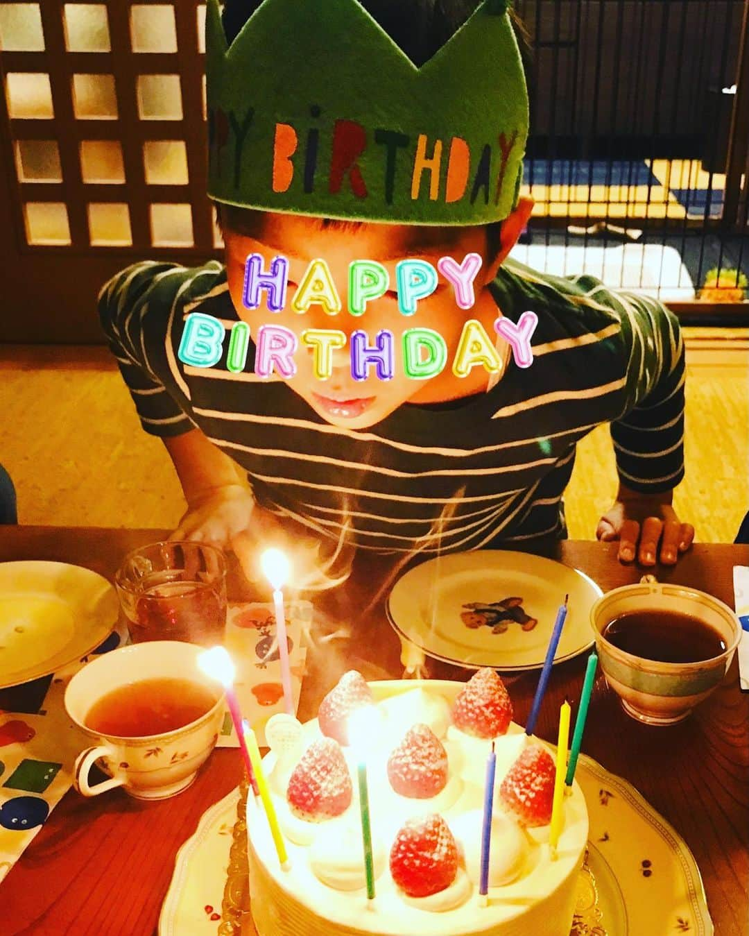 尾木直樹のインスタグラム：「フー！願い込めてバースデーケーキ🎂のロウソクの火🔥を吹き消すお孫ちゃんです♪頑張って８本消しましたよ＾＾ ｰ #孫の誕生日#おめでとう㊗️#プレゼント#可愛い#尾木ママ#パーティー」