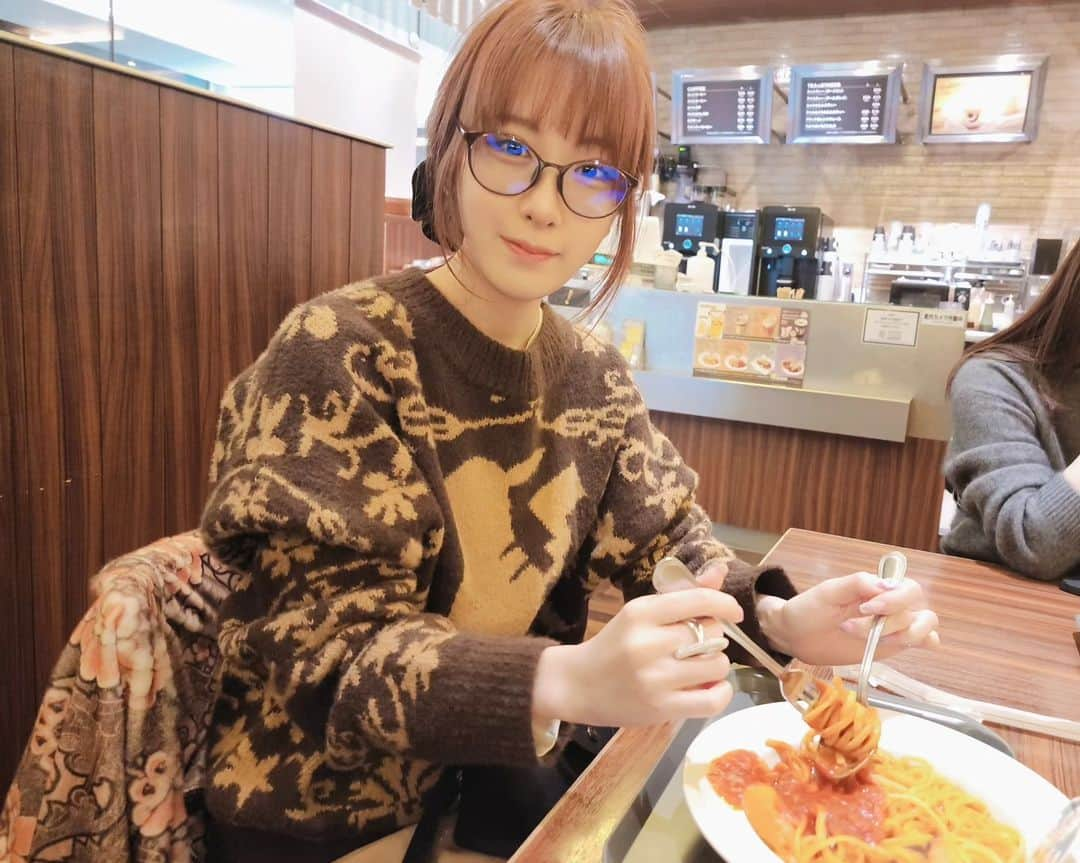 小田桐奈々のインスタグラム：「#プロントでポケモン ☕  12月10日までポケモンのスペシャルメニューが！！！🥗🍝♡  ピカチュウ可愛すぎませんか🫶  ランダムでもらえるキーホルダーとカードは、ピカチュウとパモ、ニャオハが当たってうれしい…( ◜ω◝ )  特に美味しかったのが #ピカチュウとイーブイの仲良しお芋マロンラテ 🌰  はぁ。休日もポケモンまみれでらぶです。  #Xと違う写真だよ #PRONTO #プロント #ななっぷる #ポケモン」