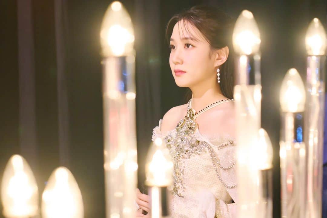 パク・ウンビンのインスタグラム：「목하로 가득 채운 2023년을 잘 보냈습니다🌞⭐️ 꿈밖에 가진 게 없던 목하를 만나 마음껏 꿈꾸고 소중한 것들을 얻는 시간이었습니다. 그 무엇도 결코 헛된 건 없다는 걸 느끼는 나날이었습니다. 무인도에서의 삶이 목하의 삶의 흐름을 유예시키긴 했지만 결코 정체되었던 건 아니었음을🍀✨️   꿈을 가지고 만난 모든 사람이 결국 다 목하에게 보물이 되었어요🎁 모두가 꿈으로 인해 빛나고, 또 서로를 빛낼 수 있길 저와 목하가 있는 힘껏 응원하겠습니다✊️ 이 작품은 제게 우연이 아니라 필연이었음을🍀✨️   목하와 함께 모든 과정을 지나왔던 분들께 정말 감사합니다🙇‍♀️ 덕분에 행복했고, 덕분에 빛날 수 있었습니다🌟 #무인도의디바 를 함께해주신 모두에게❗️ 유효한 사랑을 보내고 싶습니다🥰‼️  오래오래 기억하고 간직해주세요🙏👍   #무인도의디바 #CastawayDIVA #231028_231203 #서목하_안녕 🥹🩵💙」