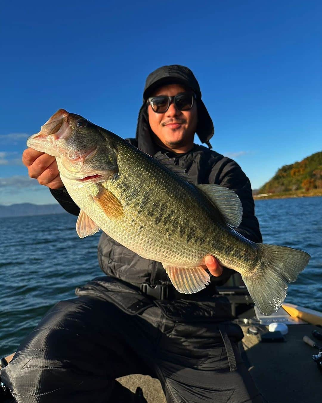 安田理大のインスタグラム：「Bass Fishing in 琵琶湖🎣 　 了くん(@_kawasaki_ryo )ありがとうございました！！ 北湖クオリティーな魚✨ 琵琶湖にはロマンがある🫵🏼 　 ELECTRIC VOLT QUILTINGのセットアップもHTレンズのJJF12も最高すぎ⚡️⚡️⚡️」