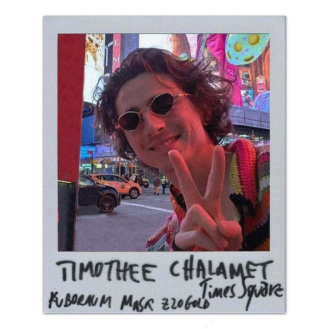 クボラムのインスタグラム：「Academy-nominated French-American actor Timothée Chalamet wearing Kuboraum Mask Z20 Gold in front of NYC’s Times Square billboard, starring him as main character Willy Wonka in the upcoming musical fantasy film set to release this December.  @tchalamet @wonkamovie  #timotheechalamet  #wonka #wonkamovie #kuboraum」