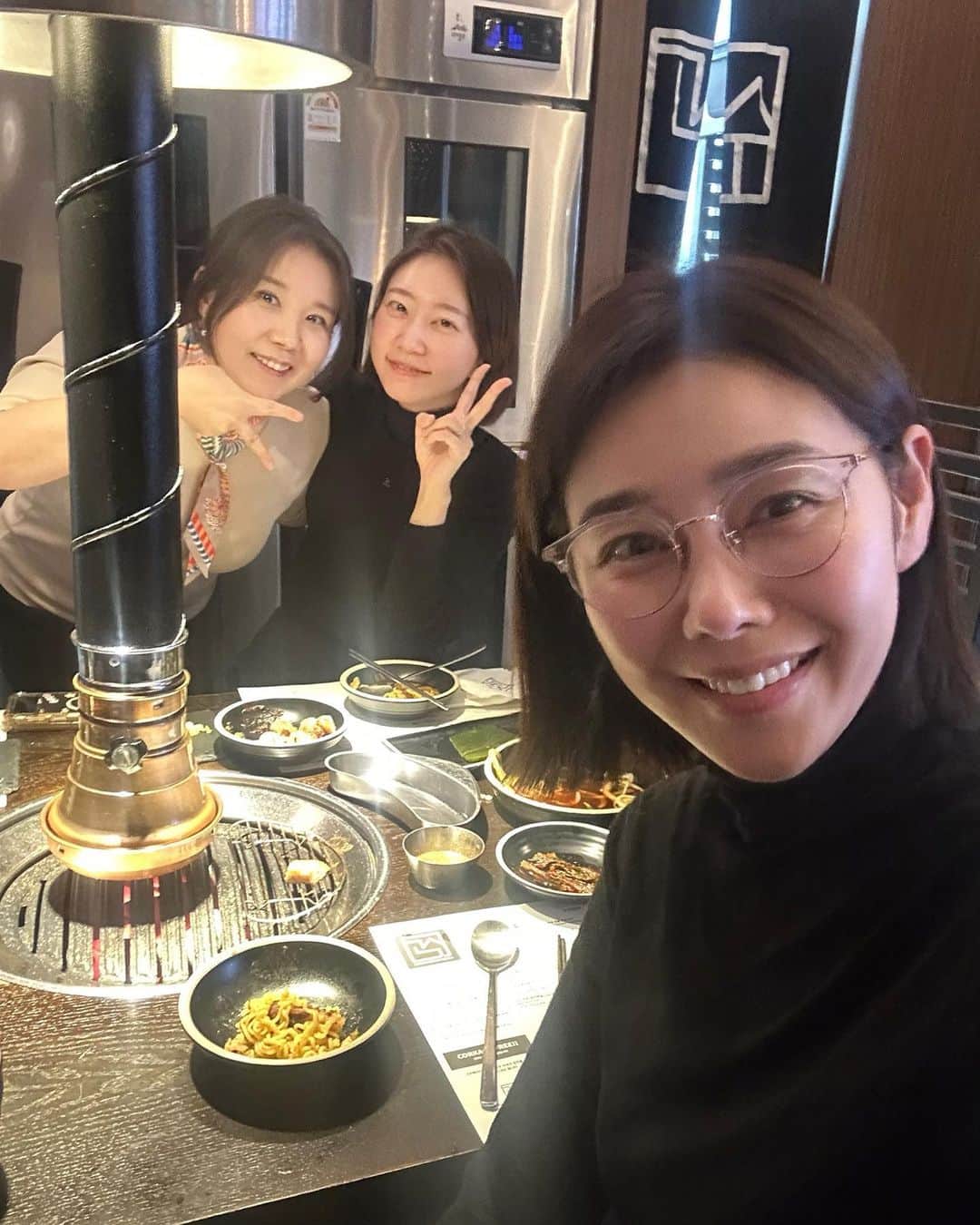 パク・タミのインスタグラム：「- 분위기 있는 곳 가자고 다이닝바를 갔는데, 먹다 갑자기 삼겹살 땡겨 바로 앞 삼겹살집 간건.. 우리니까 가능했던 일이라고 ㅋㅋ  술한잔 안먹고 세시간반동안 식당 두곳 찍고 먹부림!  1차 다이닝바 Vint , 2차 청담고수 ㅋ 연말엔 다들 이러는거 아닌가요...??  엄마없음 못잔다고 10분 간격으로 전화하던 주하 나 보더니 하는 말.. ‘엄마! 배에 ㅇㅐ기 있어요?' 🙄  밥이야..」