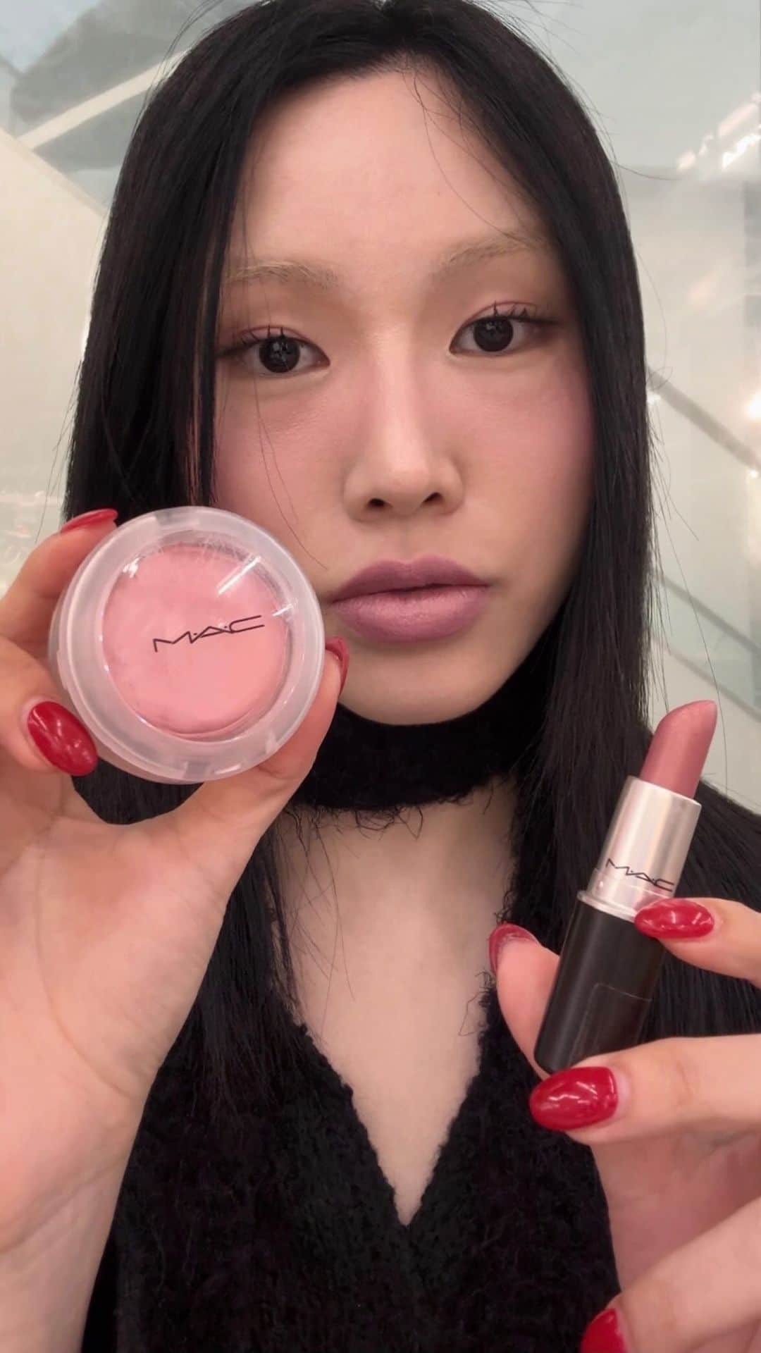 福長優のインスタグラム：「COOL TONE >>> quick and cutest combo 🤞🏻🎀  Used product ⸝☆ frost lipstick in fabby ⸝☆ glowplay blush in totally synced  #맥 #맥소속직원 #맥립스틱  #maclipstick #blushmakeup  @MACCOSMETICS  @MACCOSMETICSKOREA」