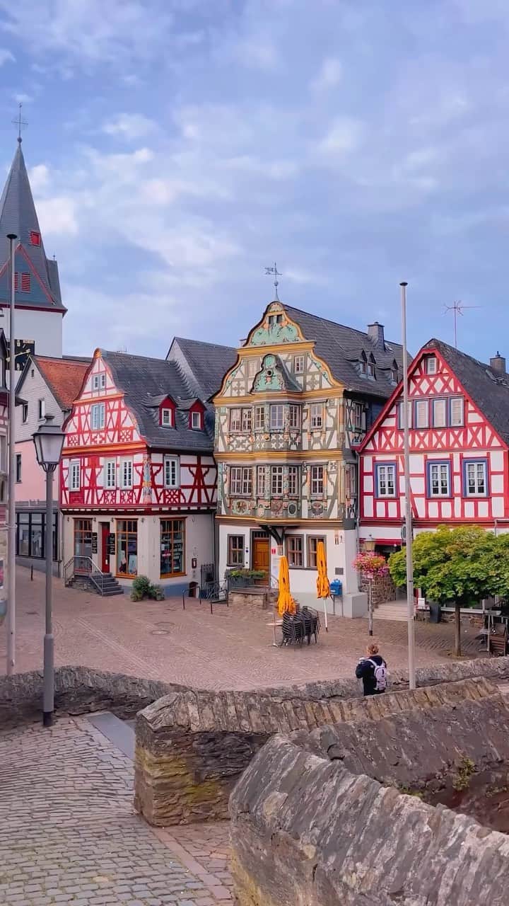 BEAUTIFUL DESTINATIONSのインスタグラム：「@stevenvanderhulst takes us on a journey to the fairy-tale town of Idstein, Germany. 🇩🇪 Nestled in the Taunus Valley, you’ll find a picturesque scene adorned with colorful half-timbered houses, meandering cobblestone streets, and charming crooked buildings to admire. 🏠 A perfect place to visit and enjoy delicious German delights! 🥨🍺  📽 @stevenvanderhulst 📍 Idstein, Germany 🎶 Joe Hisaishi, Royal Philharmonic Orchestra - Merry-Go-Round of Life」
