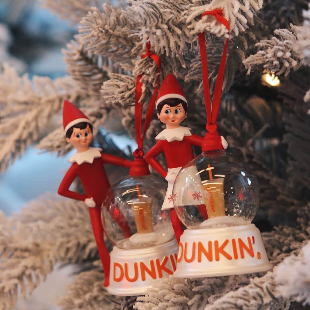ダンキンドーナツのインスタグラム：「elves do be rocking around the Christmas tree  * @elfontheshelf x Dunkin’ ornaments available at participating Dunkin’ locations」