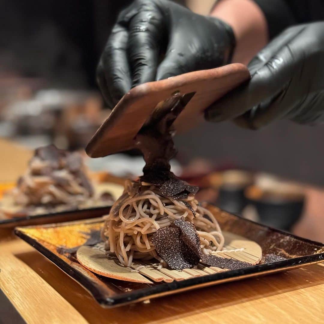 ラター・ポーガームのインスタグラム：「ดึกแล้วลงได้ @watanabe_bkk 🫰🏻」
