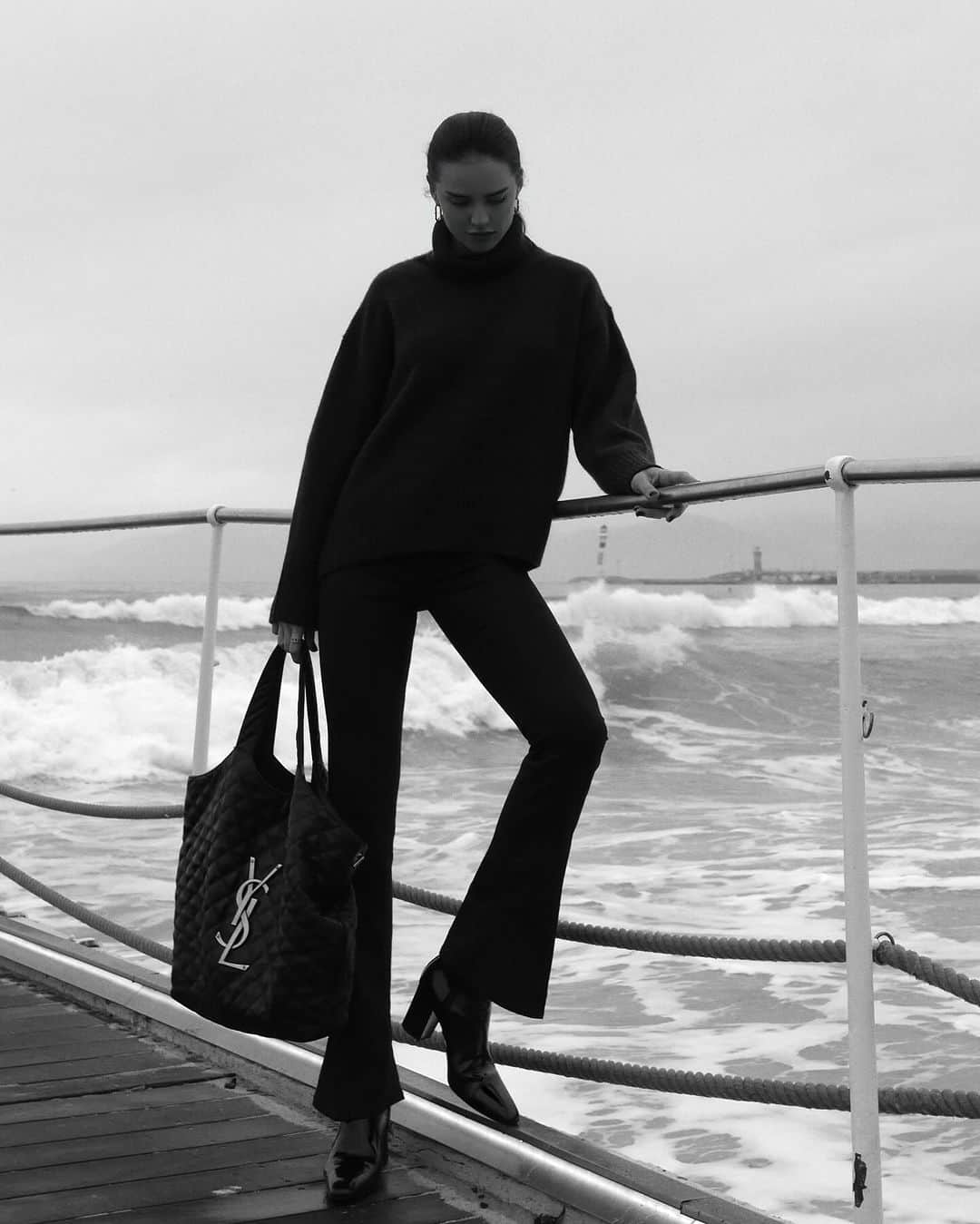 アンナ・アンドレスのインスタグラム：「🌩️ December 1, Cannes ph @moskimoski   look: sweater @arch4official  pants @acnestudios  boots, bag @ysl  #ootd」