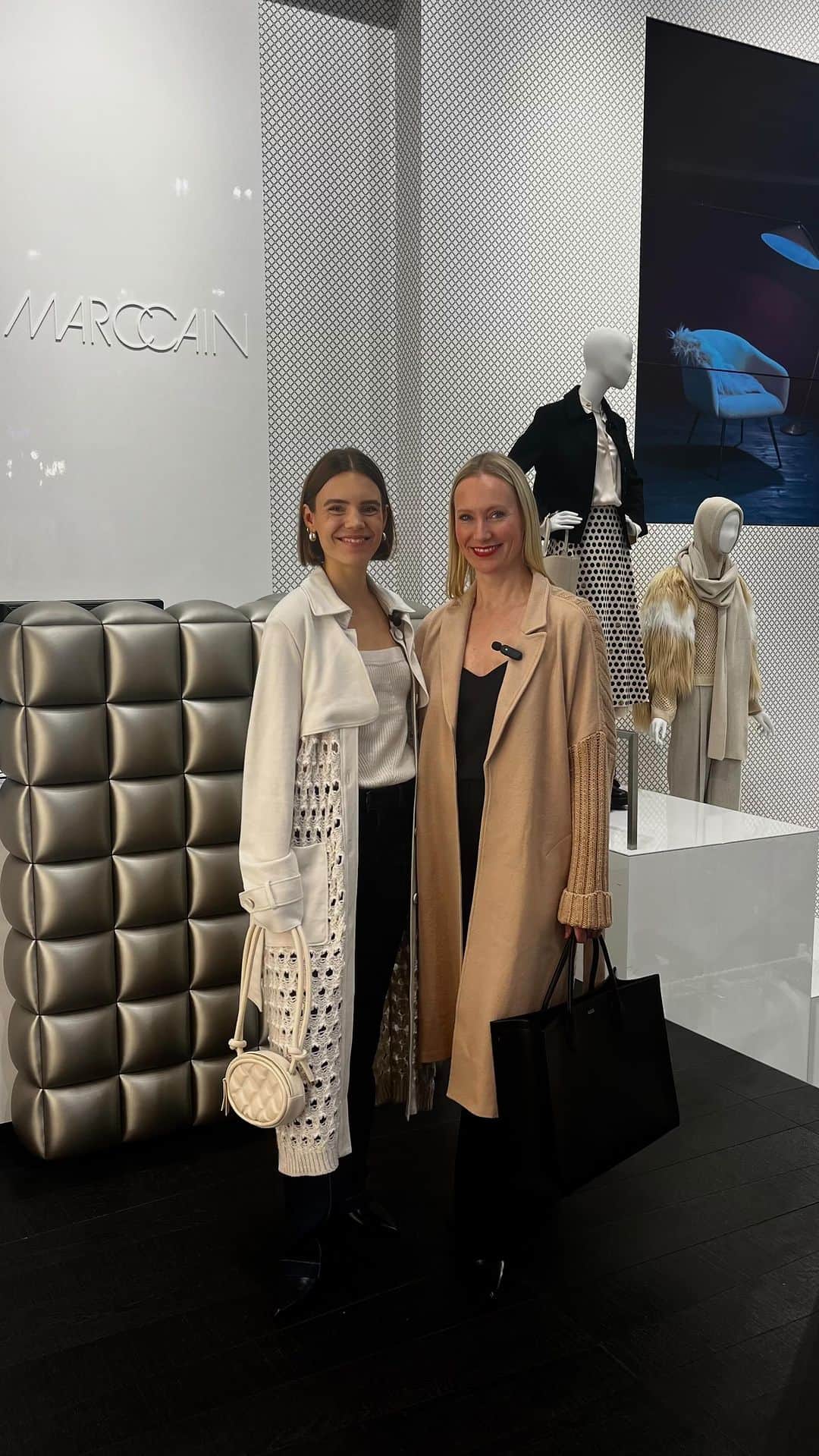 ELLE Germanyのインスタグラム：「Mit diesen Trends wird Ihnen im Winter garantiert nicht kalt! Elle-Digitalchefin Alexandra Link und Senior Editor Digital Louisa Markus haben im Marc Cain Store in Stuttgart ihre Favoriten für die kalte Saison ausgewählt – von kuscheligem Strick bis Glamour-Looks für Weihnachten. ✨   #marccain #fashioninspo #modetrends #wintertime #knittedingermany」