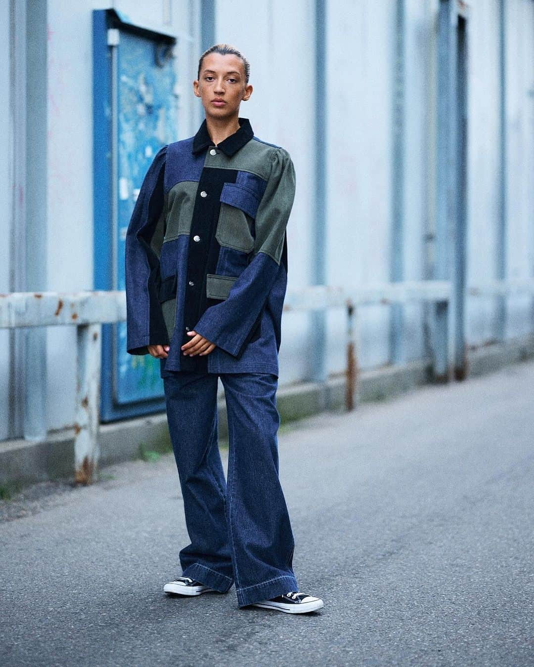 マッツノーガードさんのインスタグラム写真 - (マッツノーガードInstagram)「A new take on workwear. Denim jacket with patchwork and shoulder detail and wide denim trousers. Match the set with our spacious Pillow Bag for your city trip.  #madsnorgaard」12月7日 22時20分 - madsnorgaard