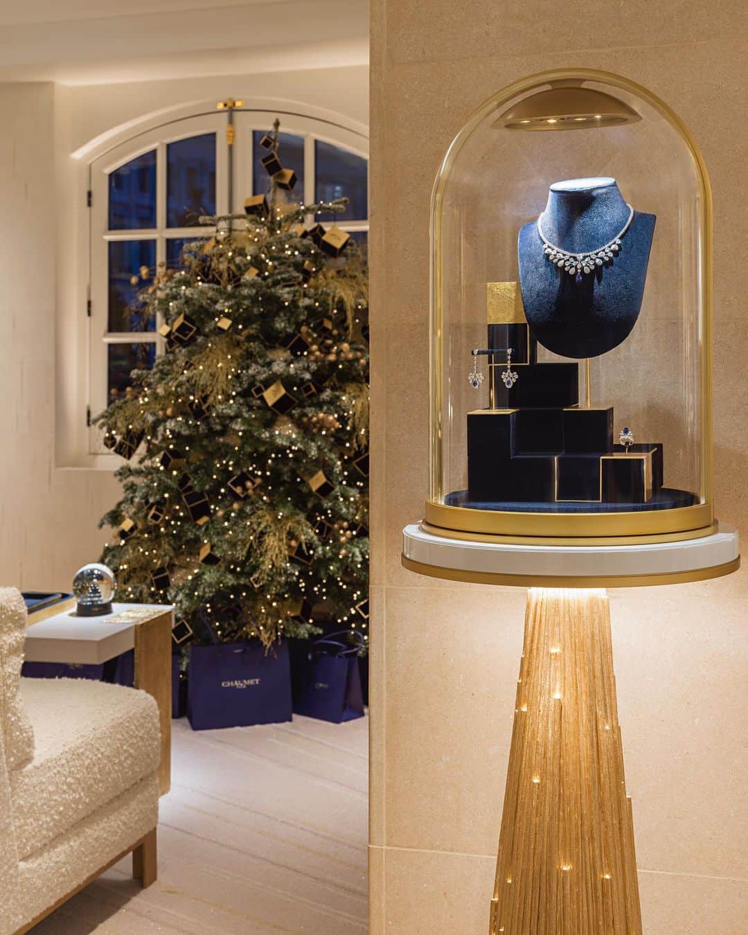 Chaumetさんのインスタグラム写真 - (ChaumetInstagram)「Gold threads and blue boxes await at our Parisian historic address #12Vendome. Transcending its usual charm, the boutique undergoes a festive transformation to warmly welcome you during this season of joyful shopping.  #Chaumet #CountdownTo12」12月4日 23時00分 - chaumetofficial