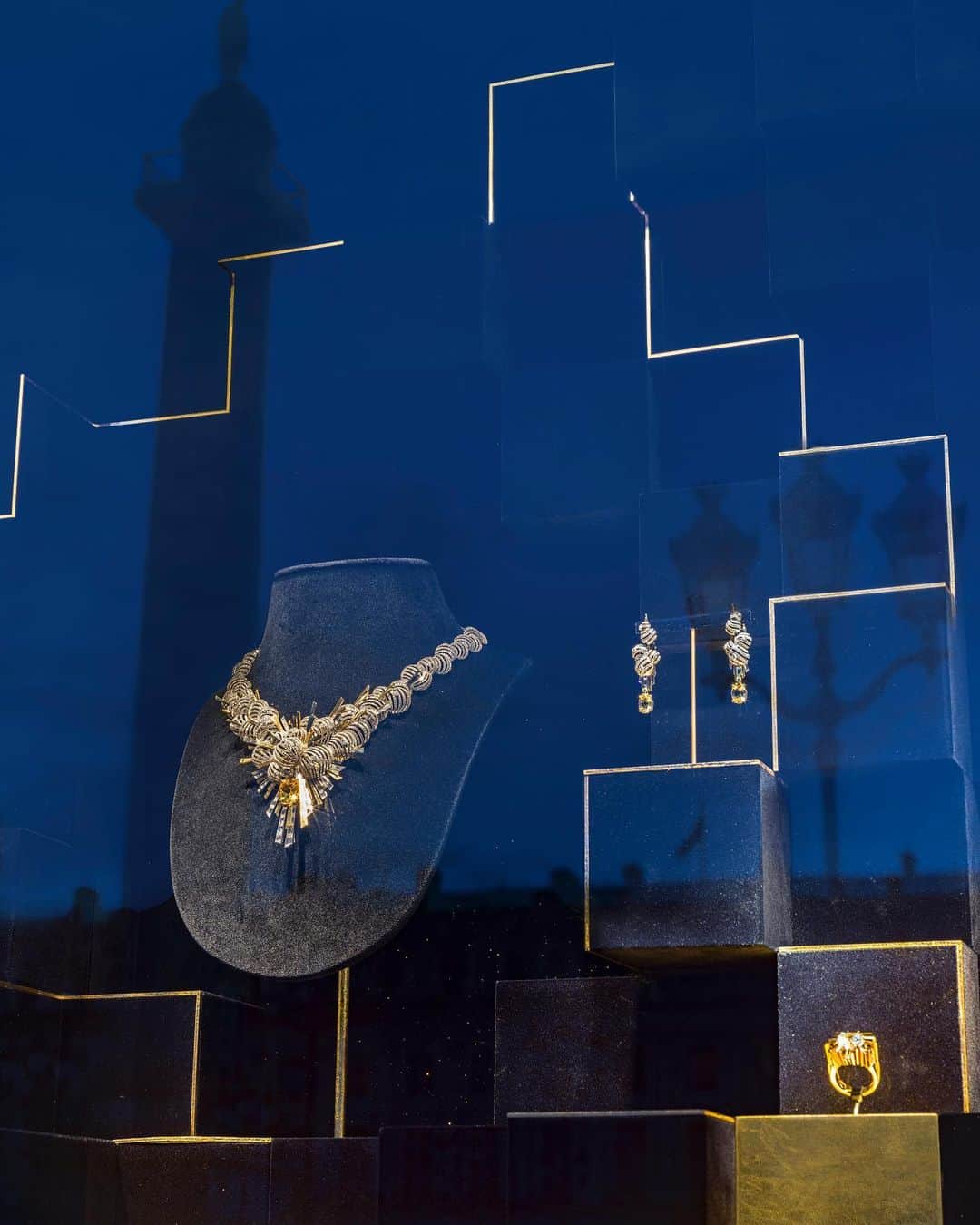 のインスタグラム：「Gold threads and blue boxes await at our Parisian historic address #12Vendome. Transcending its usual charm, the boutique undergoes a festive transformation to warmly welcome you during this season of joyful shopping.  #Chaumet #CountdownTo12」