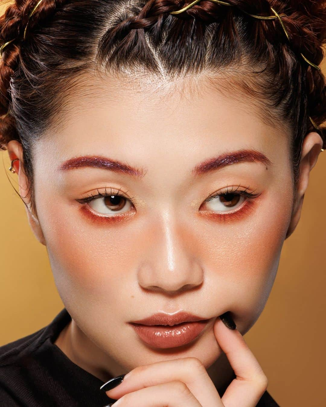 シュウウエムラさんのインスタグラム写真 - (シュウウエムラInstagram)「ready in red with the reverse smokey eye trend.❣️harmonize your shimmery red smokey look with a crimson underline and matching colored brows. ⁠ ⁠ シマーな赤のスモーキー ルックに、真紅のアンダーラインと眉を調和させることで、レッドメイクを楽しむ❣️⁠ ⁠ makeup artistry by senior certified makeup artist @ken_omori_artwork.⁠ ⁠ #shuuemura #シュウウエムラ⁠ #shuartistry #shuuemuraartist⁠ #smokeyeyelook #reversesmokeyeye」12月4日 23時00分 - shuuemura